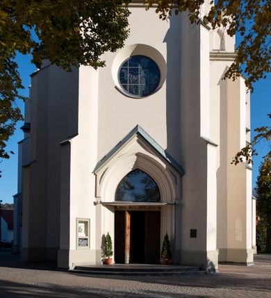 Zdjęcie nr 48: Kościół św. Michała Archanioła jest usytuowany na wysokim wzniesieniu w centrum Mszany Dolnej, na północ od głównej drogi z Raby Niżnej do Kasiny Wielkiej. Teren przykościelny jest otoczony wysokim murem posadowionym na kamiennej podmurówce oraz słupkach z nieregularnych ciosów kamienia i z żeliwnym płotem. W części północnej muru zlokalizowana jest szeroka brama, a od strony południowo-wschodniej na teren przykościelny prowadzą wysokie schody i bramka w murze. 

Kościół jest orientowany, murowany, otynkowany, jednonawowy na rzucie krzyża łacińskiego z czworoboczną wieżą w fasadzie. Wnętrze tworzy wydłużone, zamknięte pięciobocznie, dwuprzęsłowe prezbiterium, które oddziela ściana arkady tęczowej. Nawa jest szersza, czteroprzęsłowa, nakryta sklepieniem krzyżowo-żebrowym. Ramiona transeptu zwyczajowo zwane kaplicami są jednoprzęsłowe, otwarte szerokimi arkadami do nawy. Sklepienie nad skrzyżowaniem nawy z transeptem gwiaździste. Prezbiterium z nawą są połączone szeroką, ostrołukową arkadą w ścianie tęczowej. Od północy i od południa do prezbiterium przylegają dwie zakrystie na planie prostokąta, zamknięte trójbocznie. Wejście do zakrystii zaznaczone wysoką ostrołukową arkadą. Na zachodniej ścianie nawy chór muzyczny, wsparty na dwóch kolumnach, dostępny klatką schodową od nawy. 

Nawę oświetlają umieszczone w południowych i północnych ścianach prostokątne, zamknięte ostrołukowo okna, takie same znajdują się w prezbiterium; w wieży okno koliste w pierwszej kondygnacji, a w wyższych ostrołukowe wąskie okienka zamknięte żaluzjami. Wszystkie okna w nawie i prezbiterium wypełnione są witrażami lub ozdobnymi przeszkleniami. Do kościoła prowadzi główne wejście od strony zachodniej oraz dwa mniejsze w przybudówkach przy zakrystiach.

W zewnętrznej elewacji kościoła widoczny jest niewysoki kamienny cokół, otynkowany. Prezbiterium, niższe od nawy, oszkarpowane. Nawa również oszkarpowana, nakryta dachem dwuspadowym z wieżą na sygnaturkę na skrzyżowaniu nawy z transeptem. Ramiona transeptu od strony północnej i południowej, a także nawa od strony wschodniej zakończone są wysokim szczytami schodkowymi, ze ścianami ozdobionymi ostrołukowymi blendami. Na zachodnim zakończeniu nawy znacznie niższy szczyt schodkowy. Do zachodniej fasady kościoła dostawiona jest wysoka założona na planie kwadratu wieża-dzwonnica w narożach wzmocniona kamiennymi szkarpami. W dolnej kondygnacji, na osi kościoła, prostokątne wejście do kruchty zaakcentowane dwoma stopniami oraz przedsionkiem w kształcie ostrołukowej arkady, zamkniętej dodatkowo trójkątnym szczytem pokrytym blaszanym daszkiem; powyżej rozglifione koliste okno. Po lewej stronie wejścia do kościoła w płytkiej wnęce umieszczone jest popiersie księdza Józefa Stabrawy z tablicą pamiątkową. 

