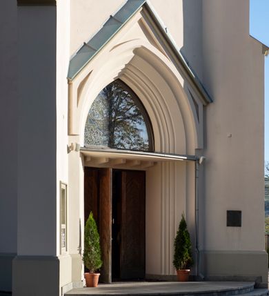 Zdjęcie nr 50: Kościół św. Michała Archanioła jest usytuowany na wysokim wzniesieniu w centrum Mszany Dolnej, na północ od głównej drogi z Raby Niżnej do Kasiny Wielkiej. Teren przykościelny jest otoczony wysokim murem posadowionym na kamiennej podmurówce oraz słupkach z nieregularnych ciosów kamienia i z żeliwnym płotem. W części północnej muru zlokalizowana jest szeroka brama, a od strony południowo-wschodniej na teren przykościelny prowadzą wysokie schody i bramka w murze. 

Kościół jest orientowany, murowany, otynkowany, jednonawowy na rzucie krzyża łacińskiego z czworoboczną wieżą w fasadzie. Wnętrze tworzy wydłużone, zamknięte pięciobocznie, dwuprzęsłowe prezbiterium, które oddziela ściana arkady tęczowej. Nawa jest szersza, czteroprzęsłowa, nakryta sklepieniem krzyżowo-żebrowym. Ramiona transeptu zwyczajowo zwane kaplicami są jednoprzęsłowe, otwarte szerokimi arkadami do nawy. Sklepienie nad skrzyżowaniem nawy z transeptem gwiaździste. Prezbiterium z nawą są połączone szeroką, ostrołukową arkadą w ścianie tęczowej. Od północy i od południa do prezbiterium przylegają dwie zakrystie na planie prostokąta, zamknięte trójbocznie. Wejście do zakrystii zaznaczone wysoką ostrołukową arkadą. Na zachodniej ścianie nawy chór muzyczny, wsparty na dwóch kolumnach, dostępny klatką schodową od nawy. 

Nawę oświetlają umieszczone w południowych i północnych ścianach prostokątne, zamknięte ostrołukowo okna, takie same znajdują się w prezbiterium; w wieży okno koliste w pierwszej kondygnacji, a w wyższych ostrołukowe wąskie okienka zamknięte żaluzjami. Wszystkie okna w nawie i prezbiterium wypełnione są witrażami lub ozdobnymi przeszkleniami. Do kościoła prowadzi główne wejście od strony zachodniej oraz dwa mniejsze w przybudówkach przy zakrystiach.

W zewnętrznej elewacji kościoła widoczny jest niewysoki kamienny cokół, otynkowany. Prezbiterium, niższe od nawy, oszkarpowane. Nawa również oszkarpowana, nakryta dachem dwuspadowym z wieżą na sygnaturkę na skrzyżowaniu nawy z transeptem. Ramiona transeptu od strony północnej i południowej, a także nawa od strony wschodniej zakończone są wysokim szczytami schodkowymi, ze ścianami ozdobionymi ostrołukowymi blendami. Na zachodnim zakończeniu nawy znacznie niższy szczyt schodkowy. Do zachodniej fasady kościoła dostawiona jest wysoka założona na planie kwadratu wieża-dzwonnica w narożach wzmocniona kamiennymi szkarpami. W dolnej kondygnacji, na osi kościoła, prostokątne wejście do kruchty zaakcentowane dwoma stopniami oraz przedsionkiem w kształcie ostrołukowej arkady, zamkniętej dodatkowo trójkątnym szczytem pokrytym blaszanym daszkiem; powyżej rozglifione koliste okno. Po lewej stronie wejścia do kościoła w płytkiej wnęce umieszczone jest popiersie księdza Józefa Stabrawy z tablicą pamiątkową. 

