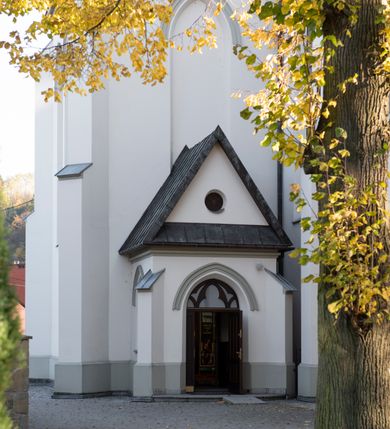 Zdjęcie nr 52: Kościół św. Michała Archanioła jest usytuowany na wysokim wzniesieniu w centrum Mszany Dolnej, na północ od głównej drogi z Raby Niżnej do Kasiny Wielkiej. Teren przykościelny jest otoczony wysokim murem posadowionym na kamiennej podmurówce oraz słupkach z nieregularnych ciosów kamienia i z żeliwnym płotem. W części północnej muru zlokalizowana jest szeroka brama, a od strony południowo-wschodniej na teren przykościelny prowadzą wysokie schody i bramka w murze. 

Kościół jest orientowany, murowany, otynkowany, jednonawowy na rzucie krzyża łacińskiego z czworoboczną wieżą w fasadzie. Wnętrze tworzy wydłużone, zamknięte pięciobocznie, dwuprzęsłowe prezbiterium, które oddziela ściana arkady tęczowej. Nawa jest szersza, czteroprzęsłowa, nakryta sklepieniem krzyżowo-żebrowym. Ramiona transeptu zwyczajowo zwane kaplicami są jednoprzęsłowe, otwarte szerokimi arkadami do nawy. Sklepienie nad skrzyżowaniem nawy z transeptem gwiaździste. Prezbiterium z nawą są połączone szeroką, ostrołukową arkadą w ścianie tęczowej. Od północy i od południa do prezbiterium przylegają dwie zakrystie na planie prostokąta, zamknięte trójbocznie. Wejście do zakrystii zaznaczone wysoką ostrołukową arkadą. Na zachodniej ścianie nawy chór muzyczny, wsparty na dwóch kolumnach, dostępny klatką schodową od nawy. 

Nawę oświetlają umieszczone w południowych i północnych ścianach prostokątne, zamknięte ostrołukowo okna, takie same znajdują się w prezbiterium; w wieży okno koliste w pierwszej kondygnacji, a w wyższych ostrołukowe wąskie okienka zamknięte żaluzjami. Wszystkie okna w nawie i prezbiterium wypełnione są witrażami lub ozdobnymi przeszkleniami. Do kościoła prowadzi główne wejście od strony zachodniej oraz dwa mniejsze w przybudówkach przy zakrystiach.

W zewnętrznej elewacji kościoła widoczny jest niewysoki kamienny cokół, otynkowany. Prezbiterium, niższe od nawy, oszkarpowane. Nawa również oszkarpowana, nakryta dachem dwuspadowym z wieżą na sygnaturkę na skrzyżowaniu nawy z transeptem. Ramiona transeptu od strony północnej i południowej, a także nawa od strony wschodniej zakończone są wysokim szczytami schodkowymi, ze ścianami ozdobionymi ostrołukowymi blendami. Na zachodnim zakończeniu nawy znacznie niższy szczyt schodkowy. Do zachodniej fasady kościoła dostawiona jest wysoka założona na planie kwadratu wieża-dzwonnica w narożach wzmocniona kamiennymi szkarpami. W dolnej kondygnacji, na osi kościoła, prostokątne wejście do kruchty zaakcentowane dwoma stopniami oraz przedsionkiem w kształcie ostrołukowej arkady, zamkniętej dodatkowo trójkątnym szczytem pokrytym blaszanym daszkiem; powyżej rozglifione koliste okno. Po lewej stronie wejścia do kościoła w płytkiej wnęce umieszczone jest popiersie księdza Józefa Stabrawy z tablicą pamiątkową. 

