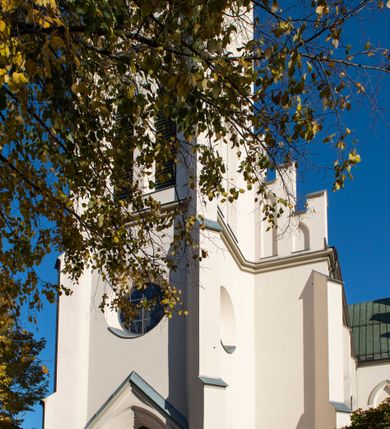 Zdjęcie nr 49: Kościół św. Michała Archanioła jest usytuowany na wysokim wzniesieniu w centrum Mszany Dolnej, na północ od głównej drogi z Raby Niżnej do Kasiny Wielkiej. Teren przykościelny jest otoczony wysokim murem posadowionym na kamiennej podmurówce oraz słupkach z nieregularnych ciosów kamienia i z żeliwnym płotem. W części północnej muru zlokalizowana jest szeroka brama, a od strony południowo-wschodniej na teren przykościelny prowadzą wysokie schody i bramka w murze. 

Kościół jest orientowany, murowany, otynkowany, jednonawowy na rzucie krzyża łacińskiego z czworoboczną wieżą w fasadzie. Wnętrze tworzy wydłużone, zamknięte pięciobocznie, dwuprzęsłowe prezbiterium, które oddziela ściana arkady tęczowej. Nawa jest szersza, czteroprzęsłowa, nakryta sklepieniem krzyżowo-żebrowym. Ramiona transeptu zwyczajowo zwane kaplicami są jednoprzęsłowe, otwarte szerokimi arkadami do nawy. Sklepienie nad skrzyżowaniem nawy z transeptem gwiaździste. Prezbiterium z nawą są połączone szeroką, ostrołukową arkadą w ścianie tęczowej. Od północy i od południa do prezbiterium przylegają dwie zakrystie na planie prostokąta, zamknięte trójbocznie. Wejście do zakrystii zaznaczone wysoką ostrołukową arkadą. Na zachodniej ścianie nawy chór muzyczny, wsparty na dwóch kolumnach, dostępny klatką schodową od nawy. 

Nawę oświetlają umieszczone w południowych i północnych ścianach prostokątne, zamknięte ostrołukowo okna, takie same znajdują się w prezbiterium; w wieży okno koliste w pierwszej kondygnacji, a w wyższych ostrołukowe wąskie okienka zamknięte żaluzjami. Wszystkie okna w nawie i prezbiterium wypełnione są witrażami lub ozdobnymi przeszkleniami. Do kościoła prowadzi główne wejście od strony zachodniej oraz dwa mniejsze w przybudówkach przy zakrystiach.

W zewnętrznej elewacji kościoła widoczny jest niewysoki kamienny cokół, otynkowany. Prezbiterium, niższe od nawy, oszkarpowane. Nawa również oszkarpowana, nakryta dachem dwuspadowym z wieżą na sygnaturkę na skrzyżowaniu nawy z transeptem. Ramiona transeptu od strony północnej i południowej, a także nawa od strony wschodniej zakończone są wysokim szczytami schodkowymi, ze ścianami ozdobionymi ostrołukowymi blendami. Na zachodnim zakończeniu nawy znacznie niższy szczyt schodkowy. Do zachodniej fasady kościoła dostawiona jest wysoka założona na planie kwadratu wieża-dzwonnica w narożach wzmocniona kamiennymi szkarpami. W dolnej kondygnacji, na osi kościoła, prostokątne wejście do kruchty zaakcentowane dwoma stopniami oraz przedsionkiem w kształcie ostrołukowej arkady, zamkniętej dodatkowo trójkątnym szczytem pokrytym blaszanym daszkiem; powyżej rozglifione koliste okno. Po lewej stronie wejścia do kościoła w płytkiej wnęce umieszczone jest popiersie księdza Józefa Stabrawy z tablicą pamiątkową. 

