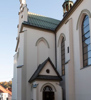 Zdjęcie nr 54: Kościół św. Michała Archanioła jest usytuowany na wysokim wzniesieniu w centrum Mszany Dolnej, na północ od głównej drogi z Raby Niżnej do Kasiny Wielkiej. Teren przykościelny jest otoczony wysokim murem posadowionym na kamiennej podmurówce oraz słupkach z nieregularnych ciosów kamienia i z żeliwnym płotem. W części północnej muru zlokalizowana jest szeroka brama, a od strony południowo-wschodniej na teren przykościelny prowadzą wysokie schody i bramka w murze. 

Kościół jest orientowany, murowany, otynkowany, jednonawowy na rzucie krzyża łacińskiego z czworoboczną wieżą w fasadzie. Wnętrze tworzy wydłużone, zamknięte pięciobocznie, dwuprzęsłowe prezbiterium, które oddziela ściana arkady tęczowej. Nawa jest szersza, czteroprzęsłowa, nakryta sklepieniem krzyżowo-żebrowym. Ramiona transeptu zwyczajowo zwane kaplicami są jednoprzęsłowe, otwarte szerokimi arkadami do nawy. Sklepienie nad skrzyżowaniem nawy z transeptem gwiaździste. Prezbiterium z nawą są połączone szeroką, ostrołukową arkadą w ścianie tęczowej. Od północy i od południa do prezbiterium przylegają dwie zakrystie na planie prostokąta, zamknięte trójbocznie. Wejście do zakrystii zaznaczone wysoką ostrołukową arkadą. Na zachodniej ścianie nawy chór muzyczny, wsparty na dwóch kolumnach, dostępny klatką schodową od nawy. 

Nawę oświetlają umieszczone w południowych i północnych ścianach prostokątne, zamknięte ostrołukowo okna, takie same znajdują się w prezbiterium; w wieży okno koliste w pierwszej kondygnacji, a w wyższych ostrołukowe wąskie okienka zamknięte żaluzjami. Wszystkie okna w nawie i prezbiterium wypełnione są witrażami lub ozdobnymi przeszkleniami. Do kościoła prowadzi główne wejście od strony zachodniej oraz dwa mniejsze w przybudówkach przy zakrystiach.

W zewnętrznej elewacji kościoła widoczny jest niewysoki kamienny cokół, otynkowany. Prezbiterium, niższe od nawy, oszkarpowane. Nawa również oszkarpowana, nakryta dachem dwuspadowym z wieżą na sygnaturkę na skrzyżowaniu nawy z transeptem. Ramiona transeptu od strony północnej i południowej, a także nawa od strony wschodniej zakończone są wysokim szczytami schodkowymi, ze ścianami ozdobionymi ostrołukowymi blendami. Na zachodnim zakończeniu nawy znacznie niższy szczyt schodkowy. Do zachodniej fasady kościoła dostawiona jest wysoka założona na planie kwadratu wieża-dzwonnica w narożach wzmocniona kamiennymi szkarpami. W dolnej kondygnacji, na osi kościoła, prostokątne wejście do kruchty zaakcentowane dwoma stopniami oraz przedsionkiem w kształcie ostrołukowej arkady, zamkniętej dodatkowo trójkątnym szczytem pokrytym blaszanym daszkiem; powyżej rozglifione koliste okno. Po lewej stronie wejścia do kościoła w płytkiej wnęce umieszczone jest popiersie księdza Józefa Stabrawy z tablicą pamiątkową. 

