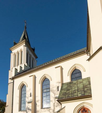 Zdjęcie nr 57: Kościół św. Michała Archanioła jest usytuowany na wysokim wzniesieniu w centrum Mszany Dolnej, na północ od głównej drogi z Raby Niżnej do Kasiny Wielkiej. Teren przykościelny jest otoczony wysokim murem posadowionym na kamiennej podmurówce oraz słupkach z nieregularnych ciosów kamienia i z żeliwnym płotem. W części północnej muru zlokalizowana jest szeroka brama, a od strony południowo-wschodniej na teren przykościelny prowadzą wysokie schody i bramka w murze. 

Kościół jest orientowany, murowany, otynkowany, jednonawowy na rzucie krzyża łacińskiego z czworoboczną wieżą w fasadzie. Wnętrze tworzy wydłużone, zamknięte pięciobocznie, dwuprzęsłowe prezbiterium, które oddziela ściana arkady tęczowej. Nawa jest szersza, czteroprzęsłowa, nakryta sklepieniem krzyżowo-żebrowym. Ramiona transeptu zwyczajowo zwane kaplicami są jednoprzęsłowe, otwarte szerokimi arkadami do nawy. Sklepienie nad skrzyżowaniem nawy z transeptem gwiaździste. Prezbiterium z nawą są połączone szeroką, ostrołukową arkadą w ścianie tęczowej. Od północy i od południa do prezbiterium przylegają dwie zakrystie na planie prostokąta, zamknięte trójbocznie. Wejście do zakrystii zaznaczone wysoką ostrołukową arkadą. Na zachodniej ścianie nawy chór muzyczny, wsparty na dwóch kolumnach, dostępny klatką schodową od nawy. 

Nawę oświetlają umieszczone w południowych i północnych ścianach prostokątne, zamknięte ostrołukowo okna, takie same znajdują się w prezbiterium; w wieży okno koliste w pierwszej kondygnacji, a w wyższych ostrołukowe wąskie okienka zamknięte żaluzjami. Wszystkie okna w nawie i prezbiterium wypełnione są witrażami lub ozdobnymi przeszkleniami. Do kościoła prowadzi główne wejście od strony zachodniej oraz dwa mniejsze w przybudówkach przy zakrystiach.

W zewnętrznej elewacji kościoła widoczny jest niewysoki kamienny cokół, otynkowany. Prezbiterium, niższe od nawy, oszkarpowane. Nawa również oszkarpowana, nakryta dachem dwuspadowym z wieżą na sygnaturkę na skrzyżowaniu nawy z transeptem. Ramiona transeptu od strony północnej i południowej, a także nawa od strony wschodniej zakończone są wysokim szczytami schodkowymi, ze ścianami ozdobionymi ostrołukowymi blendami. Na zachodnim zakończeniu nawy znacznie niższy szczyt schodkowy. Do zachodniej fasady kościoła dostawiona jest wysoka założona na planie kwadratu wieża-dzwonnica w narożach wzmocniona kamiennymi szkarpami. W dolnej kondygnacji, na osi kościoła, prostokątne wejście do kruchty zaakcentowane dwoma stopniami oraz przedsionkiem w kształcie ostrołukowej arkady, zamkniętej dodatkowo trójkątnym szczytem pokrytym blaszanym daszkiem; powyżej rozglifione koliste okno. Po lewej stronie wejścia do kościoła w płytkiej wnęce umieszczone jest popiersie księdza Józefa Stabrawy z tablicą pamiątkową. 

