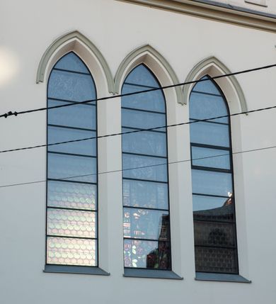 Zdjęcie nr 59: Kościół św. Michała Archanioła jest usytuowany na wysokim wzniesieniu w centrum Mszany Dolnej, na północ od głównej drogi z Raby Niżnej do Kasiny Wielkiej. Teren przykościelny jest otoczony wysokim murem posadowionym na kamiennej podmurówce oraz słupkach z nieregularnych ciosów kamienia i z żeliwnym płotem. W części północnej muru zlokalizowana jest szeroka brama, a od strony południowo-wschodniej na teren przykościelny prowadzą wysokie schody i bramka w murze. 

Kościół jest orientowany, murowany, otynkowany, jednonawowy na rzucie krzyża łacińskiego z czworoboczną wieżą w fasadzie. Wnętrze tworzy wydłużone, zamknięte pięciobocznie, dwuprzęsłowe prezbiterium, które oddziela ściana arkady tęczowej. Nawa jest szersza, czteroprzęsłowa, nakryta sklepieniem krzyżowo-żebrowym. Ramiona transeptu zwyczajowo zwane kaplicami są jednoprzęsłowe, otwarte szerokimi arkadami do nawy. Sklepienie nad skrzyżowaniem nawy z transeptem gwiaździste. Prezbiterium z nawą są połączone szeroką, ostrołukową arkadą w ścianie tęczowej. Od północy i od południa do prezbiterium przylegają dwie zakrystie na planie prostokąta, zamknięte trójbocznie. Wejście do zakrystii zaznaczone wysoką ostrołukową arkadą. Na zachodniej ścianie nawy chór muzyczny, wsparty na dwóch kolumnach, dostępny klatką schodową od nawy. 

Nawę oświetlają umieszczone w południowych i północnych ścianach prostokątne, zamknięte ostrołukowo okna, takie same znajdują się w prezbiterium; w wieży okno koliste w pierwszej kondygnacji, a w wyższych ostrołukowe wąskie okienka zamknięte żaluzjami. Wszystkie okna w nawie i prezbiterium wypełnione są witrażami lub ozdobnymi przeszkleniami. Do kościoła prowadzi główne wejście od strony zachodniej oraz dwa mniejsze w przybudówkach przy zakrystiach.

W zewnętrznej elewacji kościoła widoczny jest niewysoki kamienny cokół, otynkowany. Prezbiterium, niższe od nawy, oszkarpowane. Nawa również oszkarpowana, nakryta dachem dwuspadowym z wieżą na sygnaturkę na skrzyżowaniu nawy z transeptem. Ramiona transeptu od strony północnej i południowej, a także nawa od strony wschodniej zakończone są wysokim szczytami schodkowymi, ze ścianami ozdobionymi ostrołukowymi blendami. Na zachodnim zakończeniu nawy znacznie niższy szczyt schodkowy. Do zachodniej fasady kościoła dostawiona jest wysoka założona na planie kwadratu wieża-dzwonnica w narożach wzmocniona kamiennymi szkarpami. W dolnej kondygnacji, na osi kościoła, prostokątne wejście do kruchty zaakcentowane dwoma stopniami oraz przedsionkiem w kształcie ostrołukowej arkady, zamkniętej dodatkowo trójkątnym szczytem pokrytym blaszanym daszkiem; powyżej rozglifione koliste okno. Po lewej stronie wejścia do kościoła w płytkiej wnęce umieszczone jest popiersie księdza Józefa Stabrawy z tablicą pamiątkową. 

