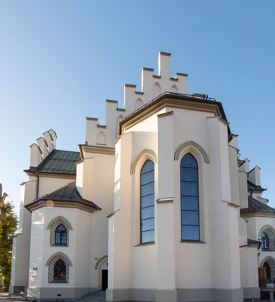 Zdjęcie nr 58: Kościół św. Michała Archanioła jest usytuowany na wysokim wzniesieniu w centrum Mszany Dolnej, na północ od głównej drogi z Raby Niżnej do Kasiny Wielkiej. Teren przykościelny jest otoczony wysokim murem posadowionym na kamiennej podmurówce oraz słupkach z nieregularnych ciosów kamienia i z żeliwnym płotem. W części północnej muru zlokalizowana jest szeroka brama, a od strony południowo-wschodniej na teren przykościelny prowadzą wysokie schody i bramka w murze. 

Kościół jest orientowany, murowany, otynkowany, jednonawowy na rzucie krzyża łacińskiego z czworoboczną wieżą w fasadzie. Wnętrze tworzy wydłużone, zamknięte pięciobocznie, dwuprzęsłowe prezbiterium, które oddziela ściana arkady tęczowej. Nawa jest szersza, czteroprzęsłowa, nakryta sklepieniem krzyżowo-żebrowym. Ramiona transeptu zwyczajowo zwane kaplicami są jednoprzęsłowe, otwarte szerokimi arkadami do nawy. Sklepienie nad skrzyżowaniem nawy z transeptem gwiaździste. Prezbiterium z nawą są połączone szeroką, ostrołukową arkadą w ścianie tęczowej. Od północy i od południa do prezbiterium przylegają dwie zakrystie na planie prostokąta, zamknięte trójbocznie. Wejście do zakrystii zaznaczone wysoką ostrołukową arkadą. Na zachodniej ścianie nawy chór muzyczny, wsparty na dwóch kolumnach, dostępny klatką schodową od nawy. 

Nawę oświetlają umieszczone w południowych i północnych ścianach prostokątne, zamknięte ostrołukowo okna, takie same znajdują się w prezbiterium; w wieży okno koliste w pierwszej kondygnacji, a w wyższych ostrołukowe wąskie okienka zamknięte żaluzjami. Wszystkie okna w nawie i prezbiterium wypełnione są witrażami lub ozdobnymi przeszkleniami. Do kościoła prowadzi główne wejście od strony zachodniej oraz dwa mniejsze w przybudówkach przy zakrystiach.

W zewnętrznej elewacji kościoła widoczny jest niewysoki kamienny cokół, otynkowany. Prezbiterium, niższe od nawy, oszkarpowane. Nawa również oszkarpowana, nakryta dachem dwuspadowym z wieżą na sygnaturkę na skrzyżowaniu nawy z transeptem. Ramiona transeptu od strony północnej i południowej, a także nawa od strony wschodniej zakończone są wysokim szczytami schodkowymi, ze ścianami ozdobionymi ostrołukowymi blendami. Na zachodnim zakończeniu nawy znacznie niższy szczyt schodkowy. Do zachodniej fasady kościoła dostawiona jest wysoka założona na planie kwadratu wieża-dzwonnica w narożach wzmocniona kamiennymi szkarpami. W dolnej kondygnacji, na osi kościoła, prostokątne wejście do kruchty zaakcentowane dwoma stopniami oraz przedsionkiem w kształcie ostrołukowej arkady, zamkniętej dodatkowo trójkątnym szczytem pokrytym blaszanym daszkiem; powyżej rozglifione koliste okno. Po lewej stronie wejścia do kościoła w płytkiej wnęce umieszczone jest popiersie księdza Józefa Stabrawy z tablicą pamiątkową. 

