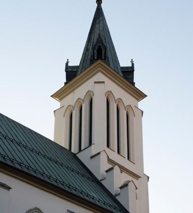 Zdjęcie nr 56: Kościół św. Michała Archanioła jest usytuowany na wysokim wzniesieniu w centrum Mszany Dolnej, na północ od głównej drogi z Raby Niżnej do Kasiny Wielkiej. Teren przykościelny jest otoczony wysokim murem posadowionym na kamiennej podmurówce oraz słupkach z nieregularnych ciosów kamienia i z żeliwnym płotem. W części północnej muru zlokalizowana jest szeroka brama, a od strony południowo-wschodniej na teren przykościelny prowadzą wysokie schody i bramka w murze. 

Kościół jest orientowany, murowany, otynkowany, jednonawowy na rzucie krzyża łacińskiego z czworoboczną wieżą w fasadzie. Wnętrze tworzy wydłużone, zamknięte pięciobocznie, dwuprzęsłowe prezbiterium, które oddziela ściana arkady tęczowej. Nawa jest szersza, czteroprzęsłowa, nakryta sklepieniem krzyżowo-żebrowym. Ramiona transeptu zwyczajowo zwane kaplicami są jednoprzęsłowe, otwarte szerokimi arkadami do nawy. Sklepienie nad skrzyżowaniem nawy z transeptem gwiaździste. Prezbiterium z nawą są połączone szeroką, ostrołukową arkadą w ścianie tęczowej. Od północy i od południa do prezbiterium przylegają dwie zakrystie na planie prostokąta, zamknięte trójbocznie. Wejście do zakrystii zaznaczone wysoką ostrołukową arkadą. Na zachodniej ścianie nawy chór muzyczny, wsparty na dwóch kolumnach, dostępny klatką schodową od nawy. 

Nawę oświetlają umieszczone w południowych i północnych ścianach prostokątne, zamknięte ostrołukowo okna, takie same znajdują się w prezbiterium; w wieży okno koliste w pierwszej kondygnacji, a w wyższych ostrołukowe wąskie okienka zamknięte żaluzjami. Wszystkie okna w nawie i prezbiterium wypełnione są witrażami lub ozdobnymi przeszkleniami. Do kościoła prowadzi główne wejście od strony zachodniej oraz dwa mniejsze w przybudówkach przy zakrystiach.

W zewnętrznej elewacji kościoła widoczny jest niewysoki kamienny cokół, otynkowany. Prezbiterium, niższe od nawy, oszkarpowane. Nawa również oszkarpowana, nakryta dachem dwuspadowym z wieżą na sygnaturkę na skrzyżowaniu nawy z transeptem. Ramiona transeptu od strony północnej i południowej, a także nawa od strony wschodniej zakończone są wysokim szczytami schodkowymi, ze ścianami ozdobionymi ostrołukowymi blendami. Na zachodnim zakończeniu nawy znacznie niższy szczyt schodkowy. Do zachodniej fasady kościoła dostawiona jest wysoka założona na planie kwadratu wieża-dzwonnica w narożach wzmocniona kamiennymi szkarpami. W dolnej kondygnacji, na osi kościoła, prostokątne wejście do kruchty zaakcentowane dwoma stopniami oraz przedsionkiem w kształcie ostrołukowej arkady, zamkniętej dodatkowo trójkątnym szczytem pokrytym blaszanym daszkiem; powyżej rozglifione koliste okno. Po lewej stronie wejścia do kościoła w płytkiej wnęce umieszczone jest popiersie księdza Józefa Stabrawy z tablicą pamiątkową. 

