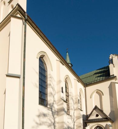 Zdjęcie nr 60: Kościół św. Michała Archanioła jest usytuowany na wysokim wzniesieniu w centrum Mszany Dolnej, na północ od głównej drogi z Raby Niżnej do Kasiny Wielkiej. Teren przykościelny jest otoczony wysokim murem posadowionym na kamiennej podmurówce oraz słupkach z nieregularnych ciosów kamienia i z żeliwnym płotem. W części północnej muru zlokalizowana jest szeroka brama, a od strony południowo-wschodniej na teren przykościelny prowadzą wysokie schody i bramka w murze. 

Kościół jest orientowany, murowany, otynkowany, jednonawowy na rzucie krzyża łacińskiego z czworoboczną wieżą w fasadzie. Wnętrze tworzy wydłużone, zamknięte pięciobocznie, dwuprzęsłowe prezbiterium, które oddziela ściana arkady tęczowej. Nawa jest szersza, czteroprzęsłowa, nakryta sklepieniem krzyżowo-żebrowym. Ramiona transeptu zwyczajowo zwane kaplicami są jednoprzęsłowe, otwarte szerokimi arkadami do nawy. Sklepienie nad skrzyżowaniem nawy z transeptem gwiaździste. Prezbiterium z nawą są połączone szeroką, ostrołukową arkadą w ścianie tęczowej. Od północy i od południa do prezbiterium przylegają dwie zakrystie na planie prostokąta, zamknięte trójbocznie. Wejście do zakrystii zaznaczone wysoką ostrołukową arkadą. Na zachodniej ścianie nawy chór muzyczny, wsparty na dwóch kolumnach, dostępny klatką schodową od nawy. 

Nawę oświetlają umieszczone w południowych i północnych ścianach prostokątne, zamknięte ostrołukowo okna, takie same znajdują się w prezbiterium; w wieży okno koliste w pierwszej kondygnacji, a w wyższych ostrołukowe wąskie okienka zamknięte żaluzjami. Wszystkie okna w nawie i prezbiterium wypełnione są witrażami lub ozdobnymi przeszkleniami. Do kościoła prowadzi główne wejście od strony zachodniej oraz dwa mniejsze w przybudówkach przy zakrystiach.

W zewnętrznej elewacji kościoła widoczny jest niewysoki kamienny cokół, otynkowany. Prezbiterium, niższe od nawy, oszkarpowane. Nawa również oszkarpowana, nakryta dachem dwuspadowym z wieżą na sygnaturkę na skrzyżowaniu nawy z transeptem. Ramiona transeptu od strony północnej i południowej, a także nawa od strony wschodniej zakończone są wysokim szczytami schodkowymi, ze ścianami ozdobionymi ostrołukowymi blendami. Na zachodnim zakończeniu nawy znacznie niższy szczyt schodkowy. Do zachodniej fasady kościoła dostawiona jest wysoka założona na planie kwadratu wieża-dzwonnica w narożach wzmocniona kamiennymi szkarpami. W dolnej kondygnacji, na osi kościoła, prostokątne wejście do kruchty zaakcentowane dwoma stopniami oraz przedsionkiem w kształcie ostrołukowej arkady, zamkniętej dodatkowo trójkątnym szczytem pokrytym blaszanym daszkiem; powyżej rozglifione koliste okno. Po lewej stronie wejścia do kościoła w płytkiej wnęce umieszczone jest popiersie księdza Józefa Stabrawy z tablicą pamiątkową. 

