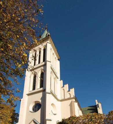 Zdjęcie nr 61: Kościół św. Michała Archanioła jest usytuowany na wysokim wzniesieniu w centrum Mszany Dolnej, na północ od głównej drogi z Raby Niżnej do Kasiny Wielkiej. Teren przykościelny jest otoczony wysokim murem posadowionym na kamiennej podmurówce oraz słupkach z nieregularnych ciosów kamienia i z żeliwnym płotem. W części północnej muru zlokalizowana jest szeroka brama, a od strony południowo-wschodniej na teren przykościelny prowadzą wysokie schody i bramka w murze. 

Kościół jest orientowany, murowany, otynkowany, jednonawowy na rzucie krzyża łacińskiego z czworoboczną wieżą w fasadzie. Wnętrze tworzy wydłużone, zamknięte pięciobocznie, dwuprzęsłowe prezbiterium, które oddziela ściana arkady tęczowej. Nawa jest szersza, czteroprzęsłowa, nakryta sklepieniem krzyżowo-żebrowym. Ramiona transeptu zwyczajowo zwane kaplicami są jednoprzęsłowe, otwarte szerokimi arkadami do nawy. Sklepienie nad skrzyżowaniem nawy z transeptem gwiaździste. Prezbiterium z nawą są połączone szeroką, ostrołukową arkadą w ścianie tęczowej. Od północy i od południa do prezbiterium przylegają dwie zakrystie na planie prostokąta, zamknięte trójbocznie. Wejście do zakrystii zaznaczone wysoką ostrołukową arkadą. Na zachodniej ścianie nawy chór muzyczny, wsparty na dwóch kolumnach, dostępny klatką schodową od nawy. 

Nawę oświetlają umieszczone w południowych i północnych ścianach prostokątne, zamknięte ostrołukowo okna, takie same znajdują się w prezbiterium; w wieży okno koliste w pierwszej kondygnacji, a w wyższych ostrołukowe wąskie okienka zamknięte żaluzjami. Wszystkie okna w nawie i prezbiterium wypełnione są witrażami lub ozdobnymi przeszkleniami. Do kościoła prowadzi główne wejście od strony zachodniej oraz dwa mniejsze w przybudówkach przy zakrystiach.

W zewnętrznej elewacji kościoła widoczny jest niewysoki kamienny cokół, otynkowany. Prezbiterium, niższe od nawy, oszkarpowane. Nawa również oszkarpowana, nakryta dachem dwuspadowym z wieżą na sygnaturkę na skrzyżowaniu nawy z transeptem. Ramiona transeptu od strony północnej i południowej, a także nawa od strony wschodniej zakończone są wysokim szczytami schodkowymi, ze ścianami ozdobionymi ostrołukowymi blendami. Na zachodnim zakończeniu nawy znacznie niższy szczyt schodkowy. Do zachodniej fasady kościoła dostawiona jest wysoka założona na planie kwadratu wieża-dzwonnica w narożach wzmocniona kamiennymi szkarpami. W dolnej kondygnacji, na osi kościoła, prostokątne wejście do kruchty zaakcentowane dwoma stopniami oraz przedsionkiem w kształcie ostrołukowej arkady, zamkniętej dodatkowo trójkątnym szczytem pokrytym blaszanym daszkiem; powyżej rozglifione koliste okno. Po lewej stronie wejścia do kościoła w płytkiej wnęce umieszczone jest popiersie księdza Józefa Stabrawy z tablicą pamiątkową. 

