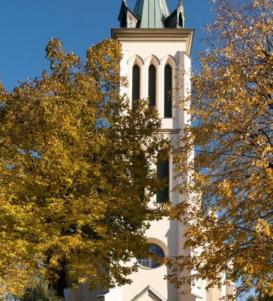 Zdjęcie nr 62: Kościół św. Michała Archanioła jest usytuowany na wysokim wzniesieniu w centrum Mszany Dolnej, na północ od głównej drogi z Raby Niżnej do Kasiny Wielkiej. Teren przykościelny jest otoczony wysokim murem posadowionym na kamiennej podmurówce oraz słupkach z nieregularnych ciosów kamienia i z żeliwnym płotem. W części północnej muru zlokalizowana jest szeroka brama, a od strony południowo-wschodniej na teren przykościelny prowadzą wysokie schody i bramka w murze. 

Kościół jest orientowany, murowany, otynkowany, jednonawowy na rzucie krzyża łacińskiego z czworoboczną wieżą w fasadzie. Wnętrze tworzy wydłużone, zamknięte pięciobocznie, dwuprzęsłowe prezbiterium, które oddziela ściana arkady tęczowej. Nawa jest szersza, czteroprzęsłowa, nakryta sklepieniem krzyżowo-żebrowym. Ramiona transeptu zwyczajowo zwane kaplicami są jednoprzęsłowe, otwarte szerokimi arkadami do nawy. Sklepienie nad skrzyżowaniem nawy z transeptem gwiaździste. Prezbiterium z nawą są połączone szeroką, ostrołukową arkadą w ścianie tęczowej. Od północy i od południa do prezbiterium przylegają dwie zakrystie na planie prostokąta, zamknięte trójbocznie. Wejście do zakrystii zaznaczone wysoką ostrołukową arkadą. Na zachodniej ścianie nawy chór muzyczny, wsparty na dwóch kolumnach, dostępny klatką schodową od nawy. 

Nawę oświetlają umieszczone w południowych i północnych ścianach prostokątne, zamknięte ostrołukowo okna, takie same znajdują się w prezbiterium; w wieży okno koliste w pierwszej kondygnacji, a w wyższych ostrołukowe wąskie okienka zamknięte żaluzjami. Wszystkie okna w nawie i prezbiterium wypełnione są witrażami lub ozdobnymi przeszkleniami. Do kościoła prowadzi główne wejście od strony zachodniej oraz dwa mniejsze w przybudówkach przy zakrystiach.

W zewnętrznej elewacji kościoła widoczny jest niewysoki kamienny cokół, otynkowany. Prezbiterium, niższe od nawy, oszkarpowane. Nawa również oszkarpowana, nakryta dachem dwuspadowym z wieżą na sygnaturkę na skrzyżowaniu nawy z transeptem. Ramiona transeptu od strony północnej i południowej, a także nawa od strony wschodniej zakończone są wysokim szczytami schodkowymi, ze ścianami ozdobionymi ostrołukowymi blendami. Na zachodnim zakończeniu nawy znacznie niższy szczyt schodkowy. Do zachodniej fasady kościoła dostawiona jest wysoka założona na planie kwadratu wieża-dzwonnica w narożach wzmocniona kamiennymi szkarpami. W dolnej kondygnacji, na osi kościoła, prostokątne wejście do kruchty zaakcentowane dwoma stopniami oraz przedsionkiem w kształcie ostrołukowej arkady, zamkniętej dodatkowo trójkątnym szczytem pokrytym blaszanym daszkiem; powyżej rozglifione koliste okno. Po lewej stronie wejścia do kościoła w płytkiej wnęce umieszczone jest popiersie księdza Józefa Stabrawy z tablicą pamiątkową. 

