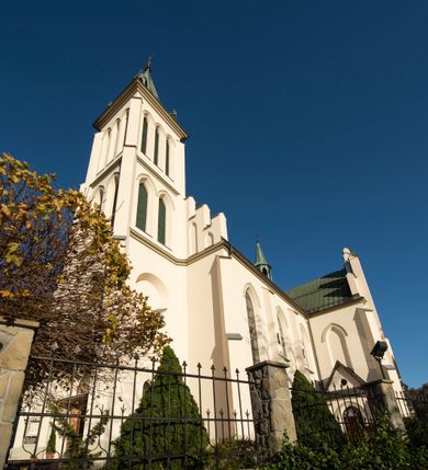 Zdjęcie nr 63: Kościół św. Michała Archanioła jest usytuowany na wysokim wzniesieniu w centrum Mszany Dolnej, na północ od głównej drogi z Raby Niżnej do Kasiny Wielkiej. Teren przykościelny jest otoczony wysokim murem posadowionym na kamiennej podmurówce oraz słupkach z nieregularnych ciosów kamienia i z żeliwnym płotem. W części północnej muru zlokalizowana jest szeroka brama, a od strony południowo-wschodniej na teren przykościelny prowadzą wysokie schody i bramka w murze. 

Kościół jest orientowany, murowany, otynkowany, jednonawowy na rzucie krzyża łacińskiego z czworoboczną wieżą w fasadzie. Wnętrze tworzy wydłużone, zamknięte pięciobocznie, dwuprzęsłowe prezbiterium, które oddziela ściana arkady tęczowej. Nawa jest szersza, czteroprzęsłowa, nakryta sklepieniem krzyżowo-żebrowym. Ramiona transeptu zwyczajowo zwane kaplicami są jednoprzęsłowe, otwarte szerokimi arkadami do nawy. Sklepienie nad skrzyżowaniem nawy z transeptem gwiaździste. Prezbiterium z nawą są połączone szeroką, ostrołukową arkadą w ścianie tęczowej. Od północy i od południa do prezbiterium przylegają dwie zakrystie na planie prostokąta, zamknięte trójbocznie. Wejście do zakrystii zaznaczone wysoką ostrołukową arkadą. Na zachodniej ścianie nawy chór muzyczny, wsparty na dwóch kolumnach, dostępny klatką schodową od nawy. 

Nawę oświetlają umieszczone w południowych i północnych ścianach prostokątne, zamknięte ostrołukowo okna, takie same znajdują się w prezbiterium; w wieży okno koliste w pierwszej kondygnacji, a w wyższych ostrołukowe wąskie okienka zamknięte żaluzjami. Wszystkie okna w nawie i prezbiterium wypełnione są witrażami lub ozdobnymi przeszkleniami. Do kościoła prowadzi główne wejście od strony zachodniej oraz dwa mniejsze w przybudówkach przy zakrystiach.

W zewnętrznej elewacji kościoła widoczny jest niewysoki kamienny cokół, otynkowany. Prezbiterium, niższe od nawy, oszkarpowane. Nawa również oszkarpowana, nakryta dachem dwuspadowym z wieżą na sygnaturkę na skrzyżowaniu nawy z transeptem. Ramiona transeptu od strony północnej i południowej, a także nawa od strony wschodniej zakończone są wysokim szczytami schodkowymi, ze ścianami ozdobionymi ostrołukowymi blendami. Na zachodnim zakończeniu nawy znacznie niższy szczyt schodkowy. Do zachodniej fasady kościoła dostawiona jest wysoka założona na planie kwadratu wieża-dzwonnica w narożach wzmocniona kamiennymi szkarpami. W dolnej kondygnacji, na osi kościoła, prostokątne wejście do kruchty zaakcentowane dwoma stopniami oraz przedsionkiem w kształcie ostrołukowej arkady, zamkniętej dodatkowo trójkątnym szczytem pokrytym blaszanym daszkiem; powyżej rozglifione koliste okno. Po lewej stronie wejścia do kościoła w płytkiej wnęce umieszczone jest popiersie księdza Józefa Stabrawy z tablicą pamiątkową. 

