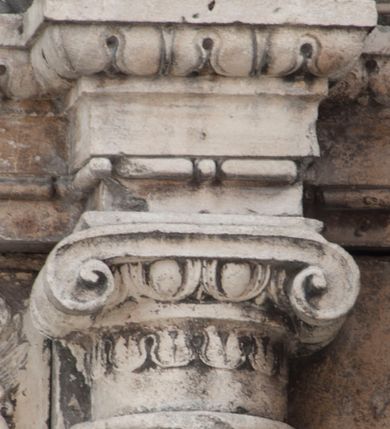 Zdjęcie nr 21: Kościół położony na południe od rynku, na placu otoczonym kamiennym murem z dwiema bramkami od zachodu i północy oraz bramką od południa. Kościół jednonawowy, dwuprzęsłowy, z węższym, niższym dwuprzęsłowym prezbiterium zamkniętym pięciobocznie. Do prezbiterium przylegają dwa aneksy, od północy dawna zakrystia (obecnie kaplica świętych Męczennic), zamknięta od wschodu dwubocznie, mająca w narożu z korpusem wieżyczkę schodową, a od południa zakrystia nowa, na planie prostokąta. Do nawy przylegają dwie kaplice: od północy kaplica Lubomirskich, założona na rzucie kwadratu, nakryta kopułą, a od południa kaplica Branickich, także na rzucie kwadratu z kopułą. Przy korpusie od zachodu piętrowa kruchta, pierwotnie otwarta w przyziemiu od północy, zachodu i południa ostrołukowymi arkadami. Arkada tęczy ostrołukowa. Sklepienie prezbiterium, zakrystii i obu kondygnacjach kruchty krzyżowo-żebrowe, w korpusie, pierwotnie trójprzęsłowym, pierwotnie sklepienie o polach trójkątnych z trójpromieniem, wsparte na dwóch dziesięciobocznych filarach, obecnie kolebkowo z lunetami. Żebra w prezbiterium i zakrystii o profilu żłobkowym, w kruchcie - gruszkowym. W prezbiterium służki cylindryczne, nadwieszone na oplecionych liśćmi wspornikach oraz rzeźbione zworniki z przedstawieniem Głowy Chrystusa i motywami roślinnymi. Ściany rozczłonkowane wykonanymi w czarnego marmuru arkadami, zamkniętymi łukiem półkolistymi. Okna ostrołukowe , obustronnie rozglifione z krzyżowym laskowaniem, w ścianie północnym prezbiterium ślepe. Kościół opięty przyporami. Elewacje na cokole, z profilowanymi gzymsami cokołowymi, kapnikowym i koronującym. Szczyty zwieńczone kwiatonami, z których zachodnie z krzyżem. Portale kamienne, ostrołukowe: zachodni profilowany, z ażurowym maswerkiem; drugi w prezbiterium do zakrystii, profilowany; trzeci do wieżyczki schodowej.