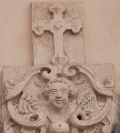 Zdjęcie nr 22: Kościół położony na południe od rynku, na placu otoczonym kamiennym murem z dwiema bramkami od zachodu i północy oraz bramką od południa. Kościół jednonawowy, dwuprzęsłowy, z węższym, niższym dwuprzęsłowym prezbiterium zamkniętym pięciobocznie. Do prezbiterium przylegają dwa aneksy, od północy dawna zakrystia (obecnie kaplica świętych Męczennic), zamknięta od wschodu dwubocznie, mająca w narożu z korpusem wieżyczkę schodową, a od południa zakrystia nowa, na planie prostokąta. Do nawy przylegają dwie kaplice: od północy kaplica Lubomirskich, założona na rzucie kwadratu, nakryta kopułą, a od południa kaplica Branickich, także na rzucie kwadratu z kopułą. Przy korpusie od zachodu piętrowa kruchta, pierwotnie otwarta w przyziemiu od północy, zachodu i południa ostrołukowymi arkadami. Arkada tęczy ostrołukowa. Sklepienie prezbiterium, zakrystii i obu kondygnacjach kruchty krzyżowo-żebrowe, w korpusie, pierwotnie trójprzęsłowym, pierwotnie sklepienie o polach trójkątnych z trójpromieniem, wsparte na dwóch dziesięciobocznych filarach, obecnie kolebkowo z lunetami. Żebra w prezbiterium i zakrystii o profilu żłobkowym, w kruchcie - gruszkowym. W prezbiterium służki cylindryczne, nadwieszone na oplecionych liśćmi wspornikach oraz rzeźbione zworniki z przedstawieniem Głowy Chrystusa i motywami roślinnymi. Ściany rozczłonkowane wykonanymi w czarnego marmuru arkadami, zamkniętymi łukiem półkolistymi. Okna ostrołukowe , obustronnie rozglifione z krzyżowym laskowaniem, w ścianie północnym prezbiterium ślepe. Kościół opięty przyporami. Elewacje na cokole, z profilowanymi gzymsami cokołowymi, kapnikowym i koronującym. Szczyty zwieńczone kwiatonami, z których zachodnie z krzyżem. Portale kamienne, ostrołukowe: zachodni profilowany, z ażurowym maswerkiem; drugi w prezbiterium do zakrystii, profilowany; trzeci do wieżyczki schodowej.