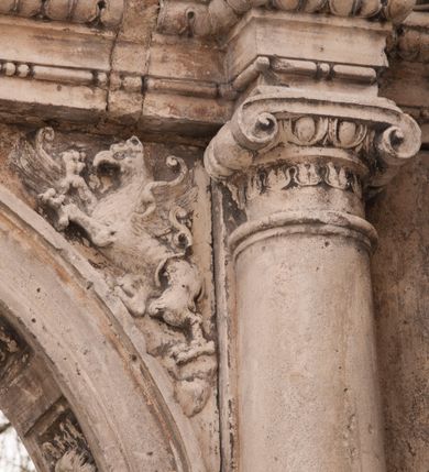 Zdjęcie nr 20: Kościół położony na południe od rynku, na placu otoczonym kamiennym murem z dwiema bramkami od zachodu i północy oraz bramką od południa. Kościół jednonawowy, dwuprzęsłowy, z węższym, niższym dwuprzęsłowym prezbiterium zamkniętym pięciobocznie. Do prezbiterium przylegają dwa aneksy, od północy dawna zakrystia (obecnie kaplica świętych Męczennic), zamknięta od wschodu dwubocznie, mająca w narożu z korpusem wieżyczkę schodową, a od południa zakrystia nowa, na planie prostokąta. Do nawy przylegają dwie kaplice: od północy kaplica Lubomirskich, założona na rzucie kwadratu, nakryta kopułą, a od południa kaplica Branickich, także na rzucie kwadratu z kopułą. Przy korpusie od zachodu piętrowa kruchta, pierwotnie otwarta w przyziemiu od północy, zachodu i południa ostrołukowymi arkadami. Arkada tęczy ostrołukowa. Sklepienie prezbiterium, zakrystii i obu kondygnacjach kruchty krzyżowo-żebrowe, w korpusie, pierwotnie trójprzęsłowym, pierwotnie sklepienie o polach trójkątnych z trójpromieniem, wsparte na dwóch dziesięciobocznych filarach, obecnie kolebkowo z lunetami. Żebra w prezbiterium i zakrystii o profilu żłobkowym, w kruchcie - gruszkowym. W prezbiterium służki cylindryczne, nadwieszone na oplecionych liśćmi wspornikach oraz rzeźbione zworniki z przedstawieniem Głowy Chrystusa i motywami roślinnymi. Ściany rozczłonkowane wykonanymi w czarnego marmuru arkadami, zamkniętymi łukiem półkolistymi. Okna ostrołukowe , obustronnie rozglifione z krzyżowym laskowaniem, w ścianie północnym prezbiterium ślepe. Kościół opięty przyporami. Elewacje na cokole, z profilowanymi gzymsami cokołowymi, kapnikowym i koronującym. Szczyty zwieńczone kwiatonami, z których zachodnie z krzyżem. Portale kamienne, ostrołukowe: zachodni profilowany, z ażurowym maswerkiem; drugi w prezbiterium do zakrystii, profilowany; trzeci do wieżyczki schodowej.