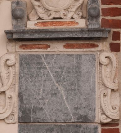 Zdjęcie nr 23: Kościół położony na południe od rynku, na placu otoczonym kamiennym murem z dwiema bramkami od zachodu i północy oraz bramką od południa. Kościół jednonawowy, dwuprzęsłowy, z węższym, niższym dwuprzęsłowym prezbiterium zamkniętym pięciobocznie. Do prezbiterium przylegają dwa aneksy, od północy dawna zakrystia (obecnie kaplica świętych Męczennic), zamknięta od wschodu dwubocznie, mająca w narożu z korpusem wieżyczkę schodową, a od południa zakrystia nowa, na planie prostokąta. Do nawy przylegają dwie kaplice: od północy kaplica Lubomirskich, założona na rzucie kwadratu, nakryta kopułą, a od południa kaplica Branickich, także na rzucie kwadratu z kopułą. Przy korpusie od zachodu piętrowa kruchta, pierwotnie otwarta w przyziemiu od północy, zachodu i południa ostrołukowymi arkadami. Arkada tęczy ostrołukowa. Sklepienie prezbiterium, zakrystii i obu kondygnacjach kruchty krzyżowo-żebrowe, w korpusie, pierwotnie trójprzęsłowym, pierwotnie sklepienie o polach trójkątnych z trójpromieniem, wsparte na dwóch dziesięciobocznych filarach, obecnie kolebkowo z lunetami. Żebra w prezbiterium i zakrystii o profilu żłobkowym, w kruchcie - gruszkowym. W prezbiterium służki cylindryczne, nadwieszone na oplecionych liśćmi wspornikach oraz rzeźbione zworniki z przedstawieniem Głowy Chrystusa i motywami roślinnymi. Ściany rozczłonkowane wykonanymi w czarnego marmuru arkadami, zamkniętymi łukiem półkolistymi. Okna ostrołukowe , obustronnie rozglifione z krzyżowym laskowaniem, w ścianie północnym prezbiterium ślepe. Kościół opięty przyporami. Elewacje na cokole, z profilowanymi gzymsami cokołowymi, kapnikowym i koronującym. Szczyty zwieńczone kwiatonami, z których zachodnie z krzyżem. Portale kamienne, ostrołukowe: zachodni profilowany, z ażurowym maswerkiem; drugi w prezbiterium do zakrystii, profilowany; trzeci do wieżyczki schodowej.