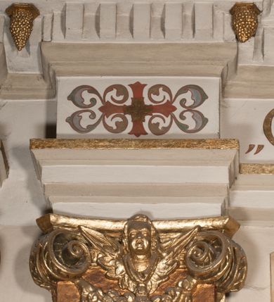 Zdjęcie nr 80: Kościół położony na południe od rynku, na placu otoczonym kamiennym murem z dwiema bramkami od zachodu i północy oraz bramką od południa. Kościół jednonawowy, dwuprzęsłowy, z węższym, niższym dwuprzęsłowym prezbiterium zamkniętym pięciobocznie. Do prezbiterium przylegają dwa aneksy, od północy dawna zakrystia (obecnie kaplica świętych Męczennic), zamknięta od wschodu dwubocznie, mająca w narożu z korpusem wieżyczkę schodową, a od południa zakrystia nowa, na planie prostokąta. Do nawy przylegają dwie kaplice: od północy kaplica Lubomirskich, założona na rzucie kwadratu, nakryta kopułą, a od południa kaplica Branickich, także na rzucie kwadratu z kopułą. Przy korpusie od zachodu piętrowa kruchta, pierwotnie otwarta w przyziemiu od północy, zachodu i południa ostrołukowymi arkadami. Arkada tęczy ostrołukowa. Sklepienie prezbiterium, zakrystii i obu kondygnacjach kruchty krzyżowo-żebrowe, w korpusie, pierwotnie trójprzęsłowym, pierwotnie sklepienie o polach trójkątnych z trójpromieniem, wsparte na dwóch dziesięciobocznych filarach, obecnie kolebkowo z lunetami. Żebra w prezbiterium i zakrystii o profilu żłobkowym, w kruchcie - gruszkowym. W prezbiterium służki cylindryczne, nadwieszone na oplecionych liśćmi wspornikach oraz rzeźbione zworniki z przedstawieniem Głowy Chrystusa i motywami roślinnymi. Ściany rozczłonkowane wykonanymi w czarnego marmuru arkadami, zamkniętymi łukiem półkolistymi. Okna ostrołukowe , obustronnie rozglifione z krzyżowym laskowaniem, w ścianie północnym prezbiterium ślepe. Kościół opięty przyporami. Elewacje na cokole, z profilowanymi gzymsami cokołowymi, kapnikowym i koronującym. Szczyty zwieńczone kwiatonami, z których zachodnie z krzyżem. Portale kamienne, ostrołukowe: zachodni profilowany, z ażurowym maswerkiem; drugi w prezbiterium do zakrystii, profilowany; trzeci do wieżyczki schodowej.