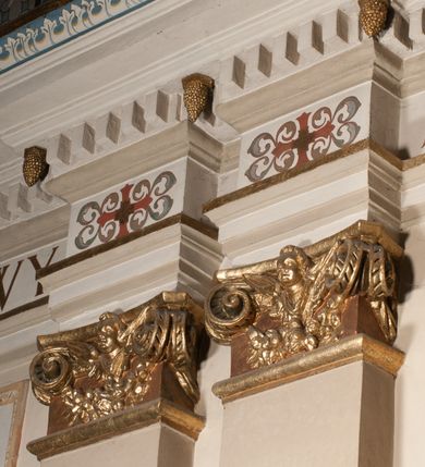 Zdjęcie nr 83: Kościół położony na południe od rynku, na placu otoczonym kamiennym murem z dwiema bramkami od zachodu i północy oraz bramką od południa. Kościół jednonawowy, dwuprzęsłowy, z węższym, niższym dwuprzęsłowym prezbiterium zamkniętym pięciobocznie. Do prezbiterium przylegają dwa aneksy, od północy dawna zakrystia (obecnie kaplica świętych Męczennic), zamknięta od wschodu dwubocznie, mająca w narożu z korpusem wieżyczkę schodową, a od południa zakrystia nowa, na planie prostokąta. Do nawy przylegają dwie kaplice: od północy kaplica Lubomirskich, założona na rzucie kwadratu, nakryta kopułą, a od południa kaplica Branickich, także na rzucie kwadratu z kopułą. Przy korpusie od zachodu piętrowa kruchta, pierwotnie otwarta w przyziemiu od północy, zachodu i południa ostrołukowymi arkadami. Arkada tęczy ostrołukowa. Sklepienie prezbiterium, zakrystii i obu kondygnacjach kruchty krzyżowo-żebrowe, w korpusie, pierwotnie trójprzęsłowym, pierwotnie sklepienie o polach trójkątnych z trójpromieniem, wsparte na dwóch dziesięciobocznych filarach, obecnie kolebkowo z lunetami. Żebra w prezbiterium i zakrystii o profilu żłobkowym, w kruchcie - gruszkowym. W prezbiterium służki cylindryczne, nadwieszone na oplecionych liśćmi wspornikach oraz rzeźbione zworniki z przedstawieniem Głowy Chrystusa i motywami roślinnymi. Ściany rozczłonkowane wykonanymi w czarnego marmuru arkadami, zamkniętymi łukiem półkolistymi. Okna ostrołukowe , obustronnie rozglifione z krzyżowym laskowaniem, w ścianie północnym prezbiterium ślepe. Kościół opięty przyporami. Elewacje na cokole, z profilowanymi gzymsami cokołowymi, kapnikowym i koronującym. Szczyty zwieńczone kwiatonami, z których zachodnie z krzyżem. Portale kamienne, ostrołukowe: zachodni profilowany, z ażurowym maswerkiem; drugi w prezbiterium do zakrystii, profilowany; trzeci do wieżyczki schodowej.