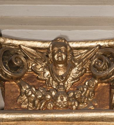 Zdjęcie nr 81: Kościół położony na południe od rynku, na placu otoczonym kamiennym murem z dwiema bramkami od zachodu i północy oraz bramką od południa. Kościół jednonawowy, dwuprzęsłowy, z węższym, niższym dwuprzęsłowym prezbiterium zamkniętym pięciobocznie. Do prezbiterium przylegają dwa aneksy, od północy dawna zakrystia (obecnie kaplica świętych Męczennic), zamknięta od wschodu dwubocznie, mająca w narożu z korpusem wieżyczkę schodową, a od południa zakrystia nowa, na planie prostokąta. Do nawy przylegają dwie kaplice: od północy kaplica Lubomirskich, założona na rzucie kwadratu, nakryta kopułą, a od południa kaplica Branickich, także na rzucie kwadratu z kopułą. Przy korpusie od zachodu piętrowa kruchta, pierwotnie otwarta w przyziemiu od północy, zachodu i południa ostrołukowymi arkadami. Arkada tęczy ostrołukowa. Sklepienie prezbiterium, zakrystii i obu kondygnacjach kruchty krzyżowo-żebrowe, w korpusie, pierwotnie trójprzęsłowym, pierwotnie sklepienie o polach trójkątnych z trójpromieniem, wsparte na dwóch dziesięciobocznych filarach, obecnie kolebkowo z lunetami. Żebra w prezbiterium i zakrystii o profilu żłobkowym, w kruchcie - gruszkowym. W prezbiterium służki cylindryczne, nadwieszone na oplecionych liśćmi wspornikach oraz rzeźbione zworniki z przedstawieniem Głowy Chrystusa i motywami roślinnymi. Ściany rozczłonkowane wykonanymi w czarnego marmuru arkadami, zamkniętymi łukiem półkolistymi. Okna ostrołukowe , obustronnie rozglifione z krzyżowym laskowaniem, w ścianie północnym prezbiterium ślepe. Kościół opięty przyporami. Elewacje na cokole, z profilowanymi gzymsami cokołowymi, kapnikowym i koronującym. Szczyty zwieńczone kwiatonami, z których zachodnie z krzyżem. Portale kamienne, ostrołukowe: zachodni profilowany, z ażurowym maswerkiem; drugi w prezbiterium do zakrystii, profilowany; trzeci do wieżyczki schodowej.