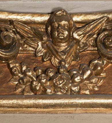 Zdjęcie nr 82: Kościół położony na południe od rynku, na placu otoczonym kamiennym murem z dwiema bramkami od zachodu i północy oraz bramką od południa. Kościół jednonawowy, dwuprzęsłowy, z węższym, niższym dwuprzęsłowym prezbiterium zamkniętym pięciobocznie. Do prezbiterium przylegają dwa aneksy, od północy dawna zakrystia (obecnie kaplica świętych Męczennic), zamknięta od wschodu dwubocznie, mająca w narożu z korpusem wieżyczkę schodową, a od południa zakrystia nowa, na planie prostokąta. Do nawy przylegają dwie kaplice: od północy kaplica Lubomirskich, założona na rzucie kwadratu, nakryta kopułą, a od południa kaplica Branickich, także na rzucie kwadratu z kopułą. Przy korpusie od zachodu piętrowa kruchta, pierwotnie otwarta w przyziemiu od północy, zachodu i południa ostrołukowymi arkadami. Arkada tęczy ostrołukowa. Sklepienie prezbiterium, zakrystii i obu kondygnacjach kruchty krzyżowo-żebrowe, w korpusie, pierwotnie trójprzęsłowym, pierwotnie sklepienie o polach trójkątnych z trójpromieniem, wsparte na dwóch dziesięciobocznych filarach, obecnie kolebkowo z lunetami. Żebra w prezbiterium i zakrystii o profilu żłobkowym, w kruchcie - gruszkowym. W prezbiterium służki cylindryczne, nadwieszone na oplecionych liśćmi wspornikach oraz rzeźbione zworniki z przedstawieniem Głowy Chrystusa i motywami roślinnymi. Ściany rozczłonkowane wykonanymi w czarnego marmuru arkadami, zamkniętymi łukiem półkolistymi. Okna ostrołukowe , obustronnie rozglifione z krzyżowym laskowaniem, w ścianie północnym prezbiterium ślepe. Kościół opięty przyporami. Elewacje na cokole, z profilowanymi gzymsami cokołowymi, kapnikowym i koronującym. Szczyty zwieńczone kwiatonami, z których zachodnie z krzyżem. Portale kamienne, ostrołukowe: zachodni profilowany, z ażurowym maswerkiem; drugi w prezbiterium do zakrystii, profilowany; trzeci do wieżyczki schodowej.