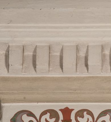 Zdjęcie nr 79: Kościół położony na południe od rynku, na placu otoczonym kamiennym murem z dwiema bramkami od zachodu i północy oraz bramką od południa. Kościół jednonawowy, dwuprzęsłowy, z węższym, niższym dwuprzęsłowym prezbiterium zamkniętym pięciobocznie. Do prezbiterium przylegają dwa aneksy, od północy dawna zakrystia (obecnie kaplica świętych Męczennic), zamknięta od wschodu dwubocznie, mająca w narożu z korpusem wieżyczkę schodową, a od południa zakrystia nowa, na planie prostokąta. Do nawy przylegają dwie kaplice: od północy kaplica Lubomirskich, założona na rzucie kwadratu, nakryta kopułą, a od południa kaplica Branickich, także na rzucie kwadratu z kopułą. Przy korpusie od zachodu piętrowa kruchta, pierwotnie otwarta w przyziemiu od północy, zachodu i południa ostrołukowymi arkadami. Arkada tęczy ostrołukowa. Sklepienie prezbiterium, zakrystii i obu kondygnacjach kruchty krzyżowo-żebrowe, w korpusie, pierwotnie trójprzęsłowym, pierwotnie sklepienie o polach trójkątnych z trójpromieniem, wsparte na dwóch dziesięciobocznych filarach, obecnie kolebkowo z lunetami. Żebra w prezbiterium i zakrystii o profilu żłobkowym, w kruchcie - gruszkowym. W prezbiterium służki cylindryczne, nadwieszone na oplecionych liśćmi wspornikach oraz rzeźbione zworniki z przedstawieniem Głowy Chrystusa i motywami roślinnymi. Ściany rozczłonkowane wykonanymi w czarnego marmuru arkadami, zamkniętymi łukiem półkolistymi. Okna ostrołukowe , obustronnie rozglifione z krzyżowym laskowaniem, w ścianie północnym prezbiterium ślepe. Kościół opięty przyporami. Elewacje na cokole, z profilowanymi gzymsami cokołowymi, kapnikowym i koronującym. Szczyty zwieńczone kwiatonami, z których zachodnie z krzyżem. Portale kamienne, ostrołukowe: zachodni profilowany, z ażurowym maswerkiem; drugi w prezbiterium do zakrystii, profilowany; trzeci do wieżyczki schodowej.