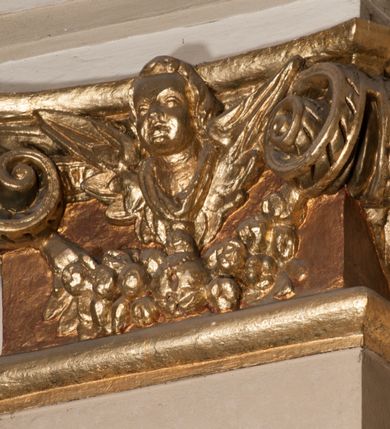 Zdjęcie nr 84: Kościół położony na południe od rynku, na placu otoczonym kamiennym murem z dwiema bramkami od zachodu i północy oraz bramką od południa. Kościół jednonawowy, dwuprzęsłowy, z węższym, niższym dwuprzęsłowym prezbiterium zamkniętym pięciobocznie. Do prezbiterium przylegają dwa aneksy, od północy dawna zakrystia (obecnie kaplica świętych Męczennic), zamknięta od wschodu dwubocznie, mająca w narożu z korpusem wieżyczkę schodową, a od południa zakrystia nowa, na planie prostokąta. Do nawy przylegają dwie kaplice: od północy kaplica Lubomirskich, założona na rzucie kwadratu, nakryta kopułą, a od południa kaplica Branickich, także na rzucie kwadratu z kopułą. Przy korpusie od zachodu piętrowa kruchta, pierwotnie otwarta w przyziemiu od północy, zachodu i południa ostrołukowymi arkadami. Arkada tęczy ostrołukowa. Sklepienie prezbiterium, zakrystii i obu kondygnacjach kruchty krzyżowo-żebrowe, w korpusie, pierwotnie trójprzęsłowym, pierwotnie sklepienie o polach trójkątnych z trójpromieniem, wsparte na dwóch dziesięciobocznych filarach, obecnie kolebkowo z lunetami. Żebra w prezbiterium i zakrystii o profilu żłobkowym, w kruchcie - gruszkowym. W prezbiterium służki cylindryczne, nadwieszone na oplecionych liśćmi wspornikach oraz rzeźbione zworniki z przedstawieniem Głowy Chrystusa i motywami roślinnymi. Ściany rozczłonkowane wykonanymi w czarnego marmuru arkadami, zamkniętymi łukiem półkolistymi. Okna ostrołukowe , obustronnie rozglifione z krzyżowym laskowaniem, w ścianie północnym prezbiterium ślepe. Kościół opięty przyporami. Elewacje na cokole, z profilowanymi gzymsami cokołowymi, kapnikowym i koronującym. Szczyty zwieńczone kwiatonami, z których zachodnie z krzyżem. Portale kamienne, ostrołukowe: zachodni profilowany, z ażurowym maswerkiem; drugi w prezbiterium do zakrystii, profilowany; trzeci do wieżyczki schodowej.