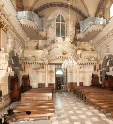 Zdjęcie nr 24: Kościół położony na południe od rynku, na placu otoczonym kamiennym murem z dwiema bramkami od zachodu i północy oraz bramką od południa. Kościół jednonawowy, dwuprzęsłowy, z węższym, niższym dwuprzęsłowym prezbiterium zamkniętym pięciobocznie. Do prezbiterium przylegają dwa aneksy, od północy dawna zakrystia (obecnie kaplica świętych Męczennic), zamknięta od wschodu dwubocznie, mająca w narożu z korpusem wieżyczkę schodową, a od południa zakrystia nowa, na planie prostokąta. Do nawy przylegają dwie kaplice: od północy kaplica Lubomirskich, założona na rzucie kwadratu, nakryta kopułą, a od południa kaplica Branickich, także na rzucie kwadratu z kopułą. Przy korpusie od zachodu piętrowa kruchta, pierwotnie otwarta w przyziemiu od północy, zachodu i południa ostrołukowymi arkadami. Arkada tęczy ostrołukowa. Sklepienie prezbiterium, zakrystii i obu kondygnacjach kruchty krzyżowo-żebrowe, w korpusie, pierwotnie trójprzęsłowym, pierwotnie sklepienie o polach trójkątnych z trójpromieniem, wsparte na dwóch dziesięciobocznych filarach, obecnie kolebkowo z lunetami. Żebra w prezbiterium i zakrystii o profilu żłobkowym, w kruchcie - gruszkowym. W prezbiterium służki cylindryczne, nadwieszone na oplecionych liśćmi wspornikach oraz rzeźbione zworniki z przedstawieniem Głowy Chrystusa i motywami roślinnymi. Ściany rozczłonkowane wykonanymi w czarnego marmuru arkadami, zamkniętymi łukiem półkolistymi. Okna ostrołukowe , obustronnie rozglifione z krzyżowym laskowaniem, w ścianie północnym prezbiterium ślepe. Kościół opięty przyporami. Elewacje na cokole, z profilowanymi gzymsami cokołowymi, kapnikowym i koronującym. Szczyty zwieńczone kwiatonami, z których zachodnie z krzyżem. Portale kamienne, ostrołukowe: zachodni profilowany, z ażurowym maswerkiem; drugi w prezbiterium do zakrystii, profilowany; trzeci do wieżyczki schodowej.