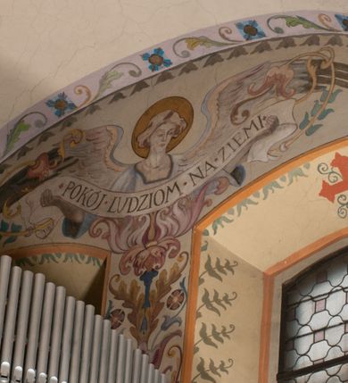 Zdjęcie nr 37: Kościół położony na południe od rynku, na placu otoczonym kamiennym murem z dwiema bramkami od zachodu i północy oraz bramką od południa. Kościół jednonawowy, dwuprzęsłowy, z węższym, niższym dwuprzęsłowym prezbiterium zamkniętym pięciobocznie. Do prezbiterium przylegają dwa aneksy, od północy dawna zakrystia (obecnie kaplica świętych Męczennic), zamknięta od wschodu dwubocznie, mająca w narożu z korpusem wieżyczkę schodową, a od południa zakrystia nowa, na planie prostokąta. Do nawy przylegają dwie kaplice: od północy kaplica Lubomirskich, założona na rzucie kwadratu, nakryta kopułą, a od południa kaplica Branickich, także na rzucie kwadratu z kopułą. Przy korpusie od zachodu piętrowa kruchta, pierwotnie otwarta w przyziemiu od północy, zachodu i południa ostrołukowymi arkadami. Arkada tęczy ostrołukowa. Sklepienie prezbiterium, zakrystii i obu kondygnacjach kruchty krzyżowo-żebrowe, w korpusie, pierwotnie trójprzęsłowym, pierwotnie sklepienie o polach trójkątnych z trójpromieniem, wsparte na dwóch dziesięciobocznych filarach, obecnie kolebkowo z lunetami. Żebra w prezbiterium i zakrystii o profilu żłobkowym, w kruchcie - gruszkowym. W prezbiterium służki cylindryczne, nadwieszone na oplecionych liśćmi wspornikach oraz rzeźbione zworniki z przedstawieniem Głowy Chrystusa i motywami roślinnymi. Ściany rozczłonkowane wykonanymi w czarnego marmuru arkadami, zamkniętymi łukiem półkolistymi. Okna ostrołukowe , obustronnie rozglifione z krzyżowym laskowaniem, w ścianie północnym prezbiterium ślepe. Kościół opięty przyporami. Elewacje na cokole, z profilowanymi gzymsami cokołowymi, kapnikowym i koronującym. Szczyty zwieńczone kwiatonami, z których zachodnie z krzyżem. Portale kamienne, ostrołukowe: zachodni profilowany, z ażurowym maswerkiem; drugi w prezbiterium do zakrystii, profilowany; trzeci do wieżyczki schodowej.