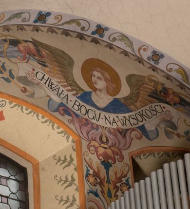 Zdjęcie nr 38: Kościół położony na południe od rynku, na placu otoczonym kamiennym murem z dwiema bramkami od zachodu i północy oraz bramką od południa. Kościół jednonawowy, dwuprzęsłowy, z węższym, niższym dwuprzęsłowym prezbiterium zamkniętym pięciobocznie. Do prezbiterium przylegają dwa aneksy, od północy dawna zakrystia (obecnie kaplica świętych Męczennic), zamknięta od wschodu dwubocznie, mająca w narożu z korpusem wieżyczkę schodową, a od południa zakrystia nowa, na planie prostokąta. Do nawy przylegają dwie kaplice: od północy kaplica Lubomirskich, założona na rzucie kwadratu, nakryta kopułą, a od południa kaplica Branickich, także na rzucie kwadratu z kopułą. Przy korpusie od zachodu piętrowa kruchta, pierwotnie otwarta w przyziemiu od północy, zachodu i południa ostrołukowymi arkadami. Arkada tęczy ostrołukowa. Sklepienie prezbiterium, zakrystii i obu kondygnacjach kruchty krzyżowo-żebrowe, w korpusie, pierwotnie trójprzęsłowym, pierwotnie sklepienie o polach trójkątnych z trójpromieniem, wsparte na dwóch dziesięciobocznych filarach, obecnie kolebkowo z lunetami. Żebra w prezbiterium i zakrystii o profilu żłobkowym, w kruchcie - gruszkowym. W prezbiterium służki cylindryczne, nadwieszone na oplecionych liśćmi wspornikach oraz rzeźbione zworniki z przedstawieniem Głowy Chrystusa i motywami roślinnymi. Ściany rozczłonkowane wykonanymi w czarnego marmuru arkadami, zamkniętymi łukiem półkolistymi. Okna ostrołukowe , obustronnie rozglifione z krzyżowym laskowaniem, w ścianie północnym prezbiterium ślepe. Kościół opięty przyporami. Elewacje na cokole, z profilowanymi gzymsami cokołowymi, kapnikowym i koronującym. Szczyty zwieńczone kwiatonami, z których zachodnie z krzyżem. Portale kamienne, ostrołukowe: zachodni profilowany, z ażurowym maswerkiem; drugi w prezbiterium do zakrystii, profilowany; trzeci do wieżyczki schodowej.