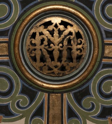 Zdjęcie nr 36: Kościół położony na południe od rynku, na placu otoczonym kamiennym murem z dwiema bramkami od zachodu i północy oraz bramką od południa. Kościół jednonawowy, dwuprzęsłowy, z węższym, niższym dwuprzęsłowym prezbiterium zamkniętym pięciobocznie. Do prezbiterium przylegają dwa aneksy, od północy dawna zakrystia (obecnie kaplica świętych Męczennic), zamknięta od wschodu dwubocznie, mająca w narożu z korpusem wieżyczkę schodową, a od południa zakrystia nowa, na planie prostokąta. Do nawy przylegają dwie kaplice: od północy kaplica Lubomirskich, założona na rzucie kwadratu, nakryta kopułą, a od południa kaplica Branickich, także na rzucie kwadratu z kopułą. Przy korpusie od zachodu piętrowa kruchta, pierwotnie otwarta w przyziemiu od północy, zachodu i południa ostrołukowymi arkadami. Arkada tęczy ostrołukowa. Sklepienie prezbiterium, zakrystii i obu kondygnacjach kruchty krzyżowo-żebrowe, w korpusie, pierwotnie trójprzęsłowym, pierwotnie sklepienie o polach trójkątnych z trójpromieniem, wsparte na dwóch dziesięciobocznych filarach, obecnie kolebkowo z lunetami. Żebra w prezbiterium i zakrystii o profilu żłobkowym, w kruchcie - gruszkowym. W prezbiterium służki cylindryczne, nadwieszone na oplecionych liśćmi wspornikach oraz rzeźbione zworniki z przedstawieniem Głowy Chrystusa i motywami roślinnymi. Ściany rozczłonkowane wykonanymi w czarnego marmuru arkadami, zamkniętymi łukiem półkolistymi. Okna ostrołukowe , obustronnie rozglifione z krzyżowym laskowaniem, w ścianie północnym prezbiterium ślepe. Kościół opięty przyporami. Elewacje na cokole, z profilowanymi gzymsami cokołowymi, kapnikowym i koronującym. Szczyty zwieńczone kwiatonami, z których zachodnie z krzyżem. Portale kamienne, ostrołukowe: zachodni profilowany, z ażurowym maswerkiem; drugi w prezbiterium do zakrystii, profilowany; trzeci do wieżyczki schodowej.