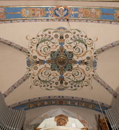 Zdjęcie nr 39: Kościół położony na południe od rynku, na placu otoczonym kamiennym murem z dwiema bramkami od zachodu i północy oraz bramką od południa. Kościół jednonawowy, dwuprzęsłowy, z węższym, niższym dwuprzęsłowym prezbiterium zamkniętym pięciobocznie. Do prezbiterium przylegają dwa aneksy, od północy dawna zakrystia (obecnie kaplica świętych Męczennic), zamknięta od wschodu dwubocznie, mająca w narożu z korpusem wieżyczkę schodową, a od południa zakrystia nowa, na planie prostokąta. Do nawy przylegają dwie kaplice: od północy kaplica Lubomirskich, założona na rzucie kwadratu, nakryta kopułą, a od południa kaplica Branickich, także na rzucie kwadratu z kopułą. Przy korpusie od zachodu piętrowa kruchta, pierwotnie otwarta w przyziemiu od północy, zachodu i południa ostrołukowymi arkadami. Arkada tęczy ostrołukowa. Sklepienie prezbiterium, zakrystii i obu kondygnacjach kruchty krzyżowo-żebrowe, w korpusie, pierwotnie trójprzęsłowym, pierwotnie sklepienie o polach trójkątnych z trójpromieniem, wsparte na dwóch dziesięciobocznych filarach, obecnie kolebkowo z lunetami. Żebra w prezbiterium i zakrystii o profilu żłobkowym, w kruchcie - gruszkowym. W prezbiterium służki cylindryczne, nadwieszone na oplecionych liśćmi wspornikach oraz rzeźbione zworniki z przedstawieniem Głowy Chrystusa i motywami roślinnymi. Ściany rozczłonkowane wykonanymi w czarnego marmuru arkadami, zamkniętymi łukiem półkolistymi. Okna ostrołukowe , obustronnie rozglifione z krzyżowym laskowaniem, w ścianie północnym prezbiterium ślepe. Kościół opięty przyporami. Elewacje na cokole, z profilowanymi gzymsami cokołowymi, kapnikowym i koronującym. Szczyty zwieńczone kwiatonami, z których zachodnie z krzyżem. Portale kamienne, ostrołukowe: zachodni profilowany, z ażurowym maswerkiem; drugi w prezbiterium do zakrystii, profilowany; trzeci do wieżyczki schodowej.