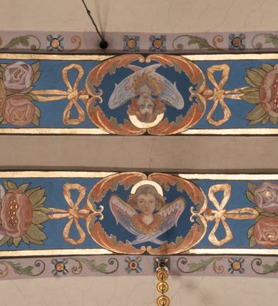 Zdjęcie nr 40: Kościół położony na południe od rynku, na placu otoczonym kamiennym murem z dwiema bramkami od zachodu i północy oraz bramką od południa. Kościół jednonawowy, dwuprzęsłowy, z węższym, niższym dwuprzęsłowym prezbiterium zamkniętym pięciobocznie. Do prezbiterium przylegają dwa aneksy, od północy dawna zakrystia (obecnie kaplica świętych Męczennic), zamknięta od wschodu dwubocznie, mająca w narożu z korpusem wieżyczkę schodową, a od południa zakrystia nowa, na planie prostokąta. Do nawy przylegają dwie kaplice: od północy kaplica Lubomirskich, założona na rzucie kwadratu, nakryta kopułą, a od południa kaplica Branickich, także na rzucie kwadratu z kopułą. Przy korpusie od zachodu piętrowa kruchta, pierwotnie otwarta w przyziemiu od północy, zachodu i południa ostrołukowymi arkadami. Arkada tęczy ostrołukowa. Sklepienie prezbiterium, zakrystii i obu kondygnacjach kruchty krzyżowo-żebrowe, w korpusie, pierwotnie trójprzęsłowym, pierwotnie sklepienie o polach trójkątnych z trójpromieniem, wsparte na dwóch dziesięciobocznych filarach, obecnie kolebkowo z lunetami. Żebra w prezbiterium i zakrystii o profilu żłobkowym, w kruchcie - gruszkowym. W prezbiterium służki cylindryczne, nadwieszone na oplecionych liśćmi wspornikach oraz rzeźbione zworniki z przedstawieniem Głowy Chrystusa i motywami roślinnymi. Ściany rozczłonkowane wykonanymi w czarnego marmuru arkadami, zamkniętymi łukiem półkolistymi. Okna ostrołukowe , obustronnie rozglifione z krzyżowym laskowaniem, w ścianie północnym prezbiterium ślepe. Kościół opięty przyporami. Elewacje na cokole, z profilowanymi gzymsami cokołowymi, kapnikowym i koronującym. Szczyty zwieńczone kwiatonami, z których zachodnie z krzyżem. Portale kamienne, ostrołukowe: zachodni profilowany, z ażurowym maswerkiem; drugi w prezbiterium do zakrystii, profilowany; trzeci do wieżyczki schodowej.