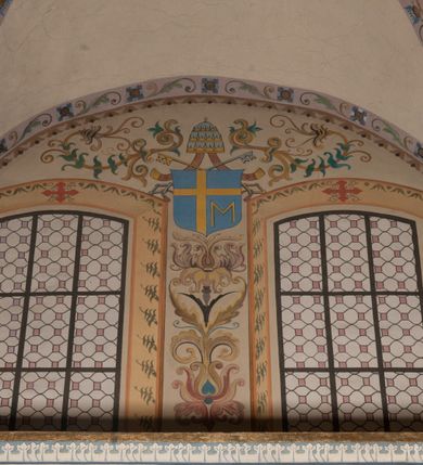 Zdjęcie nr 41: Kościół położony na południe od rynku, na placu otoczonym kamiennym murem z dwiema bramkami od zachodu i północy oraz bramką od południa. Kościół jednonawowy, dwuprzęsłowy, z węższym, niższym dwuprzęsłowym prezbiterium zamkniętym pięciobocznie. Do prezbiterium przylegają dwa aneksy, od północy dawna zakrystia (obecnie kaplica świętych Męczennic), zamknięta od wschodu dwubocznie, mająca w narożu z korpusem wieżyczkę schodową, a od południa zakrystia nowa, na planie prostokąta. Do nawy przylegają dwie kaplice: od północy kaplica Lubomirskich, założona na rzucie kwadratu, nakryta kopułą, a od południa kaplica Branickich, także na rzucie kwadratu z kopułą. Przy korpusie od zachodu piętrowa kruchta, pierwotnie otwarta w przyziemiu od północy, zachodu i południa ostrołukowymi arkadami. Arkada tęczy ostrołukowa. Sklepienie prezbiterium, zakrystii i obu kondygnacjach kruchty krzyżowo-żebrowe, w korpusie, pierwotnie trójprzęsłowym, pierwotnie sklepienie o polach trójkątnych z trójpromieniem, wsparte na dwóch dziesięciobocznych filarach, obecnie kolebkowo z lunetami. Żebra w prezbiterium i zakrystii o profilu żłobkowym, w kruchcie - gruszkowym. W prezbiterium służki cylindryczne, nadwieszone na oplecionych liśćmi wspornikach oraz rzeźbione zworniki z przedstawieniem Głowy Chrystusa i motywami roślinnymi. Ściany rozczłonkowane wykonanymi w czarnego marmuru arkadami, zamkniętymi łukiem półkolistymi. Okna ostrołukowe , obustronnie rozglifione z krzyżowym laskowaniem, w ścianie północnym prezbiterium ślepe. Kościół opięty przyporami. Elewacje na cokole, z profilowanymi gzymsami cokołowymi, kapnikowym i koronującym. Szczyty zwieńczone kwiatonami, z których zachodnie z krzyżem. Portale kamienne, ostrołukowe: zachodni profilowany, z ażurowym maswerkiem; drugi w prezbiterium do zakrystii, profilowany; trzeci do wieżyczki schodowej.