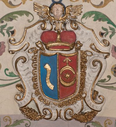 Zdjęcie nr 43: Kościół położony na południe od rynku, na placu otoczonym kamiennym murem z dwiema bramkami od zachodu i północy oraz bramką od południa. Kościół jednonawowy, dwuprzęsłowy, z węższym, niższym dwuprzęsłowym prezbiterium zamkniętym pięciobocznie. Do prezbiterium przylegają dwa aneksy, od północy dawna zakrystia (obecnie kaplica świętych Męczennic), zamknięta od wschodu dwubocznie, mająca w narożu z korpusem wieżyczkę schodową, a od południa zakrystia nowa, na planie prostokąta. Do nawy przylegają dwie kaplice: od północy kaplica Lubomirskich, założona na rzucie kwadratu, nakryta kopułą, a od południa kaplica Branickich, także na rzucie kwadratu z kopułą. Przy korpusie od zachodu piętrowa kruchta, pierwotnie otwarta w przyziemiu od północy, zachodu i południa ostrołukowymi arkadami. Arkada tęczy ostrołukowa. Sklepienie prezbiterium, zakrystii i obu kondygnacjach kruchty krzyżowo-żebrowe, w korpusie, pierwotnie trójprzęsłowym, pierwotnie sklepienie o polach trójkątnych z trójpromieniem, wsparte na dwóch dziesięciobocznych filarach, obecnie kolebkowo z lunetami. Żebra w prezbiterium i zakrystii o profilu żłobkowym, w kruchcie - gruszkowym. W prezbiterium służki cylindryczne, nadwieszone na oplecionych liśćmi wspornikach oraz rzeźbione zworniki z przedstawieniem Głowy Chrystusa i motywami roślinnymi. Ściany rozczłonkowane wykonanymi w czarnego marmuru arkadami, zamkniętymi łukiem półkolistymi. Okna ostrołukowe , obustronnie rozglifione z krzyżowym laskowaniem, w ścianie północnym prezbiterium ślepe. Kościół opięty przyporami. Elewacje na cokole, z profilowanymi gzymsami cokołowymi, kapnikowym i koronującym. Szczyty zwieńczone kwiatonami, z których zachodnie z krzyżem. Portale kamienne, ostrołukowe: zachodni profilowany, z ażurowym maswerkiem; drugi w prezbiterium do zakrystii, profilowany; trzeci do wieżyczki schodowej.