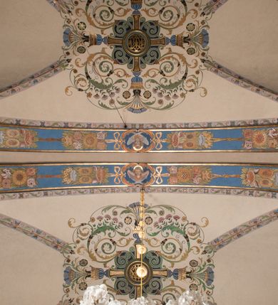 Zdjęcie nr 42: Kościół położony na południe od rynku, na placu otoczonym kamiennym murem z dwiema bramkami od zachodu i północy oraz bramką od południa. Kościół jednonawowy, dwuprzęsłowy, z węższym, niższym dwuprzęsłowym prezbiterium zamkniętym pięciobocznie. Do prezbiterium przylegają dwa aneksy, od północy dawna zakrystia (obecnie kaplica świętych Męczennic), zamknięta od wschodu dwubocznie, mająca w narożu z korpusem wieżyczkę schodową, a od południa zakrystia nowa, na planie prostokąta. Do nawy przylegają dwie kaplice: od północy kaplica Lubomirskich, założona na rzucie kwadratu, nakryta kopułą, a od południa kaplica Branickich, także na rzucie kwadratu z kopułą. Przy korpusie od zachodu piętrowa kruchta, pierwotnie otwarta w przyziemiu od północy, zachodu i południa ostrołukowymi arkadami. Arkada tęczy ostrołukowa. Sklepienie prezbiterium, zakrystii i obu kondygnacjach kruchty krzyżowo-żebrowe, w korpusie, pierwotnie trójprzęsłowym, pierwotnie sklepienie o polach trójkątnych z trójpromieniem, wsparte na dwóch dziesięciobocznych filarach, obecnie kolebkowo z lunetami. Żebra w prezbiterium i zakrystii o profilu żłobkowym, w kruchcie - gruszkowym. W prezbiterium służki cylindryczne, nadwieszone na oplecionych liśćmi wspornikach oraz rzeźbione zworniki z przedstawieniem Głowy Chrystusa i motywami roślinnymi. Ściany rozczłonkowane wykonanymi w czarnego marmuru arkadami, zamkniętymi łukiem półkolistymi. Okna ostrołukowe , obustronnie rozglifione z krzyżowym laskowaniem, w ścianie północnym prezbiterium ślepe. Kościół opięty przyporami. Elewacje na cokole, z profilowanymi gzymsami cokołowymi, kapnikowym i koronującym. Szczyty zwieńczone kwiatonami, z których zachodnie z krzyżem. Portale kamienne, ostrołukowe: zachodni profilowany, z ażurowym maswerkiem; drugi w prezbiterium do zakrystii, profilowany; trzeci do wieżyczki schodowej.