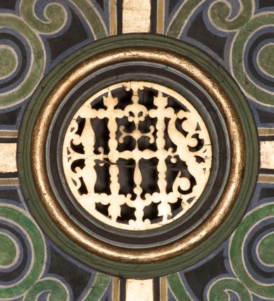 Zdjęcie nr 44: Kościół położony na południe od rynku, na placu otoczonym kamiennym murem z dwiema bramkami od zachodu i północy oraz bramką od południa. Kościół jednonawowy, dwuprzęsłowy, z węższym, niższym dwuprzęsłowym prezbiterium zamkniętym pięciobocznie. Do prezbiterium przylegają dwa aneksy, od północy dawna zakrystia (obecnie kaplica świętych Męczennic), zamknięta od wschodu dwubocznie, mająca w narożu z korpusem wieżyczkę schodową, a od południa zakrystia nowa, na planie prostokąta. Do nawy przylegają dwie kaplice: od północy kaplica Lubomirskich, założona na rzucie kwadratu, nakryta kopułą, a od południa kaplica Branickich, także na rzucie kwadratu z kopułą. Przy korpusie od zachodu piętrowa kruchta, pierwotnie otwarta w przyziemiu od północy, zachodu i południa ostrołukowymi arkadami. Arkada tęczy ostrołukowa. Sklepienie prezbiterium, zakrystii i obu kondygnacjach kruchty krzyżowo-żebrowe, w korpusie, pierwotnie trójprzęsłowym, pierwotnie sklepienie o polach trójkątnych z trójpromieniem, wsparte na dwóch dziesięciobocznych filarach, obecnie kolebkowo z lunetami. Żebra w prezbiterium i zakrystii o profilu żłobkowym, w kruchcie - gruszkowym. W prezbiterium służki cylindryczne, nadwieszone na oplecionych liśćmi wspornikach oraz rzeźbione zworniki z przedstawieniem Głowy Chrystusa i motywami roślinnymi. Ściany rozczłonkowane wykonanymi w czarnego marmuru arkadami, zamkniętymi łukiem półkolistymi. Okna ostrołukowe , obustronnie rozglifione z krzyżowym laskowaniem, w ścianie północnym prezbiterium ślepe. Kościół opięty przyporami. Elewacje na cokole, z profilowanymi gzymsami cokołowymi, kapnikowym i koronującym. Szczyty zwieńczone kwiatonami, z których zachodnie z krzyżem. Portale kamienne, ostrołukowe: zachodni profilowany, z ażurowym maswerkiem; drugi w prezbiterium do zakrystii, profilowany; trzeci do wieżyczki schodowej.