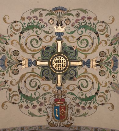 Zdjęcie nr 45: Kościół położony na południe od rynku, na placu otoczonym kamiennym murem z dwiema bramkami od zachodu i północy oraz bramką od południa. Kościół jednonawowy, dwuprzęsłowy, z węższym, niższym dwuprzęsłowym prezbiterium zamkniętym pięciobocznie. Do prezbiterium przylegają dwa aneksy, od północy dawna zakrystia (obecnie kaplica świętych Męczennic), zamknięta od wschodu dwubocznie, mająca w narożu z korpusem wieżyczkę schodową, a od południa zakrystia nowa, na planie prostokąta. Do nawy przylegają dwie kaplice: od północy kaplica Lubomirskich, założona na rzucie kwadratu, nakryta kopułą, a od południa kaplica Branickich, także na rzucie kwadratu z kopułą. Przy korpusie od zachodu piętrowa kruchta, pierwotnie otwarta w przyziemiu od północy, zachodu i południa ostrołukowymi arkadami. Arkada tęczy ostrołukowa. Sklepienie prezbiterium, zakrystii i obu kondygnacjach kruchty krzyżowo-żebrowe, w korpusie, pierwotnie trójprzęsłowym, pierwotnie sklepienie o polach trójkątnych z trójpromieniem, wsparte na dwóch dziesięciobocznych filarach, obecnie kolebkowo z lunetami. Żebra w prezbiterium i zakrystii o profilu żłobkowym, w kruchcie - gruszkowym. W prezbiterium służki cylindryczne, nadwieszone na oplecionych liśćmi wspornikach oraz rzeźbione zworniki z przedstawieniem Głowy Chrystusa i motywami roślinnymi. Ściany rozczłonkowane wykonanymi w czarnego marmuru arkadami, zamkniętymi łukiem półkolistymi. Okna ostrołukowe , obustronnie rozglifione z krzyżowym laskowaniem, w ścianie północnym prezbiterium ślepe. Kościół opięty przyporami. Elewacje na cokole, z profilowanymi gzymsami cokołowymi, kapnikowym i koronującym. Szczyty zwieńczone kwiatonami, z których zachodnie z krzyżem. Portale kamienne, ostrołukowe: zachodni profilowany, z ażurowym maswerkiem; drugi w prezbiterium do zakrystii, profilowany; trzeci do wieżyczki schodowej.