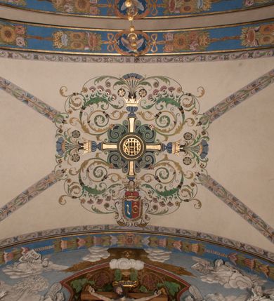 Zdjęcie nr 47: Kościół położony na południe od rynku, na placu otoczonym kamiennym murem z dwiema bramkami od zachodu i północy oraz bramką od południa. Kościół jednonawowy, dwuprzęsłowy, z węższym, niższym dwuprzęsłowym prezbiterium zamkniętym pięciobocznie. Do prezbiterium przylegają dwa aneksy, od północy dawna zakrystia (obecnie kaplica świętych Męczennic), zamknięta od wschodu dwubocznie, mająca w narożu z korpusem wieżyczkę schodową, a od południa zakrystia nowa, na planie prostokąta. Do nawy przylegają dwie kaplice: od północy kaplica Lubomirskich, założona na rzucie kwadratu, nakryta kopułą, a od południa kaplica Branickich, także na rzucie kwadratu z kopułą. Przy korpusie od zachodu piętrowa kruchta, pierwotnie otwarta w przyziemiu od północy, zachodu i południa ostrołukowymi arkadami. Arkada tęczy ostrołukowa. Sklepienie prezbiterium, zakrystii i obu kondygnacjach kruchty krzyżowo-żebrowe, w korpusie, pierwotnie trójprzęsłowym, pierwotnie sklepienie o polach trójkątnych z trójpromieniem, wsparte na dwóch dziesięciobocznych filarach, obecnie kolebkowo z lunetami. Żebra w prezbiterium i zakrystii o profilu żłobkowym, w kruchcie - gruszkowym. W prezbiterium służki cylindryczne, nadwieszone na oplecionych liśćmi wspornikach oraz rzeźbione zworniki z przedstawieniem Głowy Chrystusa i motywami roślinnymi. Ściany rozczłonkowane wykonanymi w czarnego marmuru arkadami, zamkniętymi łukiem półkolistymi. Okna ostrołukowe , obustronnie rozglifione z krzyżowym laskowaniem, w ścianie północnym prezbiterium ślepe. Kościół opięty przyporami. Elewacje na cokole, z profilowanymi gzymsami cokołowymi, kapnikowym i koronującym. Szczyty zwieńczone kwiatonami, z których zachodnie z krzyżem. Portale kamienne, ostrołukowe: zachodni profilowany, z ażurowym maswerkiem; drugi w prezbiterium do zakrystii, profilowany; trzeci do wieżyczki schodowej.