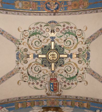 Zdjęcie nr 46: Kościół położony na południe od rynku, na placu otoczonym kamiennym murem z dwiema bramkami od zachodu i północy oraz bramką od południa. Kościół jednonawowy, dwuprzęsłowy, z węższym, niższym dwuprzęsłowym prezbiterium zamkniętym pięciobocznie. Do prezbiterium przylegają dwa aneksy, od północy dawna zakrystia (obecnie kaplica świętych Męczennic), zamknięta od wschodu dwubocznie, mająca w narożu z korpusem wieżyczkę schodową, a od południa zakrystia nowa, na planie prostokąta. Do nawy przylegają dwie kaplice: od północy kaplica Lubomirskich, założona na rzucie kwadratu, nakryta kopułą, a od południa kaplica Branickich, także na rzucie kwadratu z kopułą. Przy korpusie od zachodu piętrowa kruchta, pierwotnie otwarta w przyziemiu od północy, zachodu i południa ostrołukowymi arkadami. Arkada tęczy ostrołukowa. Sklepienie prezbiterium, zakrystii i obu kondygnacjach kruchty krzyżowo-żebrowe, w korpusie, pierwotnie trójprzęsłowym, pierwotnie sklepienie o polach trójkątnych z trójpromieniem, wsparte na dwóch dziesięciobocznych filarach, obecnie kolebkowo z lunetami. Żebra w prezbiterium i zakrystii o profilu żłobkowym, w kruchcie - gruszkowym. W prezbiterium służki cylindryczne, nadwieszone na oplecionych liśćmi wspornikach oraz rzeźbione zworniki z przedstawieniem Głowy Chrystusa i motywami roślinnymi. Ściany rozczłonkowane wykonanymi w czarnego marmuru arkadami, zamkniętymi łukiem półkolistymi. Okna ostrołukowe , obustronnie rozglifione z krzyżowym laskowaniem, w ścianie północnym prezbiterium ślepe. Kościół opięty przyporami. Elewacje na cokole, z profilowanymi gzymsami cokołowymi, kapnikowym i koronującym. Szczyty zwieńczone kwiatonami, z których zachodnie z krzyżem. Portale kamienne, ostrołukowe: zachodni profilowany, z ażurowym maswerkiem; drugi w prezbiterium do zakrystii, profilowany; trzeci do wieżyczki schodowej.