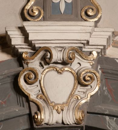 Zdjęcie nr 48: Kościół położony na południe od rynku, na placu otoczonym kamiennym murem z dwiema bramkami od zachodu i północy oraz bramką od południa. Kościół jednonawowy, dwuprzęsłowy, z węższym, niższym dwuprzęsłowym prezbiterium zamkniętym pięciobocznie. Do prezbiterium przylegają dwa aneksy, od północy dawna zakrystia (obecnie kaplica świętych Męczennic), zamknięta od wschodu dwubocznie, mająca w narożu z korpusem wieżyczkę schodową, a od południa zakrystia nowa, na planie prostokąta. Do nawy przylegają dwie kaplice: od północy kaplica Lubomirskich, założona na rzucie kwadratu, nakryta kopułą, a od południa kaplica Branickich, także na rzucie kwadratu z kopułą. Przy korpusie od zachodu piętrowa kruchta, pierwotnie otwarta w przyziemiu od północy, zachodu i południa ostrołukowymi arkadami. Arkada tęczy ostrołukowa. Sklepienie prezbiterium, zakrystii i obu kondygnacjach kruchty krzyżowo-żebrowe, w korpusie, pierwotnie trójprzęsłowym, pierwotnie sklepienie o polach trójkątnych z trójpromieniem, wsparte na dwóch dziesięciobocznych filarach, obecnie kolebkowo z lunetami. Żebra w prezbiterium i zakrystii o profilu żłobkowym, w kruchcie - gruszkowym. W prezbiterium służki cylindryczne, nadwieszone na oplecionych liśćmi wspornikach oraz rzeźbione zworniki z przedstawieniem Głowy Chrystusa i motywami roślinnymi. Ściany rozczłonkowane wykonanymi w czarnego marmuru arkadami, zamkniętymi łukiem półkolistymi. Okna ostrołukowe , obustronnie rozglifione z krzyżowym laskowaniem, w ścianie północnym prezbiterium ślepe. Kościół opięty przyporami. Elewacje na cokole, z profilowanymi gzymsami cokołowymi, kapnikowym i koronującym. Szczyty zwieńczone kwiatonami, z których zachodnie z krzyżem. Portale kamienne, ostrołukowe: zachodni profilowany, z ażurowym maswerkiem; drugi w prezbiterium do zakrystii, profilowany; trzeci do wieżyczki schodowej.