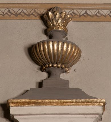 Zdjęcie nr 49: Kościół położony na południe od rynku, na placu otoczonym kamiennym murem z dwiema bramkami od zachodu i północy oraz bramką od południa. Kościół jednonawowy, dwuprzęsłowy, z węższym, niższym dwuprzęsłowym prezbiterium zamkniętym pięciobocznie. Do prezbiterium przylegają dwa aneksy, od północy dawna zakrystia (obecnie kaplica świętych Męczennic), zamknięta od wschodu dwubocznie, mająca w narożu z korpusem wieżyczkę schodową, a od południa zakrystia nowa, na planie prostokąta. Do nawy przylegają dwie kaplice: od północy kaplica Lubomirskich, założona na rzucie kwadratu, nakryta kopułą, a od południa kaplica Branickich, także na rzucie kwadratu z kopułą. Przy korpusie od zachodu piętrowa kruchta, pierwotnie otwarta w przyziemiu od północy, zachodu i południa ostrołukowymi arkadami. Arkada tęczy ostrołukowa. Sklepienie prezbiterium, zakrystii i obu kondygnacjach kruchty krzyżowo-żebrowe, w korpusie, pierwotnie trójprzęsłowym, pierwotnie sklepienie o polach trójkątnych z trójpromieniem, wsparte na dwóch dziesięciobocznych filarach, obecnie kolebkowo z lunetami. Żebra w prezbiterium i zakrystii o profilu żłobkowym, w kruchcie - gruszkowym. W prezbiterium służki cylindryczne, nadwieszone na oplecionych liśćmi wspornikach oraz rzeźbione zworniki z przedstawieniem Głowy Chrystusa i motywami roślinnymi. Ściany rozczłonkowane wykonanymi w czarnego marmuru arkadami, zamkniętymi łukiem półkolistymi. Okna ostrołukowe , obustronnie rozglifione z krzyżowym laskowaniem, w ścianie północnym prezbiterium ślepe. Kościół opięty przyporami. Elewacje na cokole, z profilowanymi gzymsami cokołowymi, kapnikowym i koronującym. Szczyty zwieńczone kwiatonami, z których zachodnie z krzyżem. Portale kamienne, ostrołukowe: zachodni profilowany, z ażurowym maswerkiem; drugi w prezbiterium do zakrystii, profilowany; trzeci do wieżyczki schodowej.