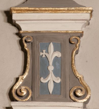 Zdjęcie nr 51: Kościół położony na południe od rynku, na placu otoczonym kamiennym murem z dwiema bramkami od zachodu i północy oraz bramką od południa. Kościół jednonawowy, dwuprzęsłowy, z węższym, niższym dwuprzęsłowym prezbiterium zamkniętym pięciobocznie. Do prezbiterium przylegają dwa aneksy, od północy dawna zakrystia (obecnie kaplica świętych Męczennic), zamknięta od wschodu dwubocznie, mająca w narożu z korpusem wieżyczkę schodową, a od południa zakrystia nowa, na planie prostokąta. Do nawy przylegają dwie kaplice: od północy kaplica Lubomirskich, założona na rzucie kwadratu, nakryta kopułą, a od południa kaplica Branickich, także na rzucie kwadratu z kopułą. Przy korpusie od zachodu piętrowa kruchta, pierwotnie otwarta w przyziemiu od północy, zachodu i południa ostrołukowymi arkadami. Arkada tęczy ostrołukowa. Sklepienie prezbiterium, zakrystii i obu kondygnacjach kruchty krzyżowo-żebrowe, w korpusie, pierwotnie trójprzęsłowym, pierwotnie sklepienie o polach trójkątnych z trójpromieniem, wsparte na dwóch dziesięciobocznych filarach, obecnie kolebkowo z lunetami. Żebra w prezbiterium i zakrystii o profilu żłobkowym, w kruchcie - gruszkowym. W prezbiterium służki cylindryczne, nadwieszone na oplecionych liśćmi wspornikach oraz rzeźbione zworniki z przedstawieniem Głowy Chrystusa i motywami roślinnymi. Ściany rozczłonkowane wykonanymi w czarnego marmuru arkadami, zamkniętymi łukiem półkolistymi. Okna ostrołukowe , obustronnie rozglifione z krzyżowym laskowaniem, w ścianie północnym prezbiterium ślepe. Kościół opięty przyporami. Elewacje na cokole, z profilowanymi gzymsami cokołowymi, kapnikowym i koronującym. Szczyty zwieńczone kwiatonami, z których zachodnie z krzyżem. Portale kamienne, ostrołukowe: zachodni profilowany, z ażurowym maswerkiem; drugi w prezbiterium do zakrystii, profilowany; trzeci do wieżyczki schodowej.