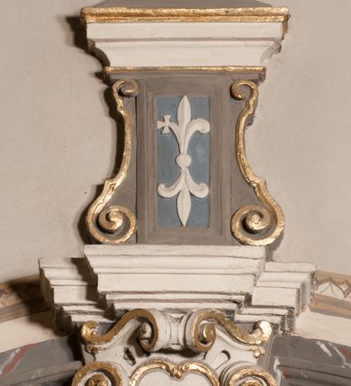 Zdjęcie nr 50: Kościół położony na południe od rynku, na placu otoczonym kamiennym murem z dwiema bramkami od zachodu i północy oraz bramką od południa. Kościół jednonawowy, dwuprzęsłowy, z węższym, niższym dwuprzęsłowym prezbiterium zamkniętym pięciobocznie. Do prezbiterium przylegają dwa aneksy, od północy dawna zakrystia (obecnie kaplica świętych Męczennic), zamknięta od wschodu dwubocznie, mająca w narożu z korpusem wieżyczkę schodową, a od południa zakrystia nowa, na planie prostokąta. Do nawy przylegają dwie kaplice: od północy kaplica Lubomirskich, założona na rzucie kwadratu, nakryta kopułą, a od południa kaplica Branickich, także na rzucie kwadratu z kopułą. Przy korpusie od zachodu piętrowa kruchta, pierwotnie otwarta w przyziemiu od północy, zachodu i południa ostrołukowymi arkadami. Arkada tęczy ostrołukowa. Sklepienie prezbiterium, zakrystii i obu kondygnacjach kruchty krzyżowo-żebrowe, w korpusie, pierwotnie trójprzęsłowym, pierwotnie sklepienie o polach trójkątnych z trójpromieniem, wsparte na dwóch dziesięciobocznych filarach, obecnie kolebkowo z lunetami. Żebra w prezbiterium i zakrystii o profilu żłobkowym, w kruchcie - gruszkowym. W prezbiterium służki cylindryczne, nadwieszone na oplecionych liśćmi wspornikach oraz rzeźbione zworniki z przedstawieniem Głowy Chrystusa i motywami roślinnymi. Ściany rozczłonkowane wykonanymi w czarnego marmuru arkadami, zamkniętymi łukiem półkolistymi. Okna ostrołukowe , obustronnie rozglifione z krzyżowym laskowaniem, w ścianie północnym prezbiterium ślepe. Kościół opięty przyporami. Elewacje na cokole, z profilowanymi gzymsami cokołowymi, kapnikowym i koronującym. Szczyty zwieńczone kwiatonami, z których zachodnie z krzyżem. Portale kamienne, ostrołukowe: zachodni profilowany, z ażurowym maswerkiem; drugi w prezbiterium do zakrystii, profilowany; trzeci do wieżyczki schodowej.