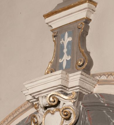 Zdjęcie nr 52: Kościół położony na południe od rynku, na placu otoczonym kamiennym murem z dwiema bramkami od zachodu i północy oraz bramką od południa. Kościół jednonawowy, dwuprzęsłowy, z węższym, niższym dwuprzęsłowym prezbiterium zamkniętym pięciobocznie. Do prezbiterium przylegają dwa aneksy, od północy dawna zakrystia (obecnie kaplica świętych Męczennic), zamknięta od wschodu dwubocznie, mająca w narożu z korpusem wieżyczkę schodową, a od południa zakrystia nowa, na planie prostokąta. Do nawy przylegają dwie kaplice: od północy kaplica Lubomirskich, założona na rzucie kwadratu, nakryta kopułą, a od południa kaplica Branickich, także na rzucie kwadratu z kopułą. Przy korpusie od zachodu piętrowa kruchta, pierwotnie otwarta w przyziemiu od północy, zachodu i południa ostrołukowymi arkadami. Arkada tęczy ostrołukowa. Sklepienie prezbiterium, zakrystii i obu kondygnacjach kruchty krzyżowo-żebrowe, w korpusie, pierwotnie trójprzęsłowym, pierwotnie sklepienie o polach trójkątnych z trójpromieniem, wsparte na dwóch dziesięciobocznych filarach, obecnie kolebkowo z lunetami. Żebra w prezbiterium i zakrystii o profilu żłobkowym, w kruchcie - gruszkowym. W prezbiterium służki cylindryczne, nadwieszone na oplecionych liśćmi wspornikach oraz rzeźbione zworniki z przedstawieniem Głowy Chrystusa i motywami roślinnymi. Ściany rozczłonkowane wykonanymi w czarnego marmuru arkadami, zamkniętymi łukiem półkolistymi. Okna ostrołukowe , obustronnie rozglifione z krzyżowym laskowaniem, w ścianie północnym prezbiterium ślepe. Kościół opięty przyporami. Elewacje na cokole, z profilowanymi gzymsami cokołowymi, kapnikowym i koronującym. Szczyty zwieńczone kwiatonami, z których zachodnie z krzyżem. Portale kamienne, ostrołukowe: zachodni profilowany, z ażurowym maswerkiem; drugi w prezbiterium do zakrystii, profilowany; trzeci do wieżyczki schodowej.