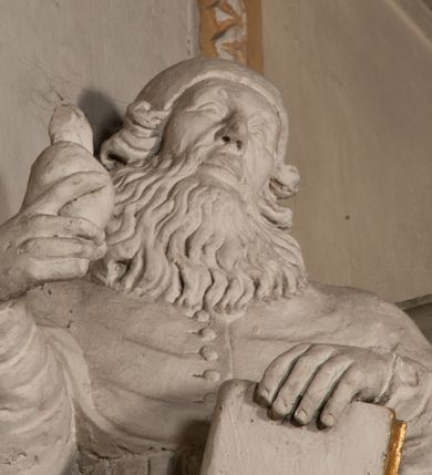 Zdjęcie nr 53: Kościół położony na południe od rynku, na placu otoczonym kamiennym murem z dwiema bramkami od zachodu i północy oraz bramką od południa. Kościół jednonawowy, dwuprzęsłowy, z węższym, niższym dwuprzęsłowym prezbiterium zamkniętym pięciobocznie. Do prezbiterium przylegają dwa aneksy, od północy dawna zakrystia (obecnie kaplica świętych Męczennic), zamknięta od wschodu dwubocznie, mająca w narożu z korpusem wieżyczkę schodową, a od południa zakrystia nowa, na planie prostokąta. Do nawy przylegają dwie kaplice: od północy kaplica Lubomirskich, założona na rzucie kwadratu, nakryta kopułą, a od południa kaplica Branickich, także na rzucie kwadratu z kopułą. Przy korpusie od zachodu piętrowa kruchta, pierwotnie otwarta w przyziemiu od północy, zachodu i południa ostrołukowymi arkadami. Arkada tęczy ostrołukowa. Sklepienie prezbiterium, zakrystii i obu kondygnacjach kruchty krzyżowo-żebrowe, w korpusie, pierwotnie trójprzęsłowym, pierwotnie sklepienie o polach trójkątnych z trójpromieniem, wsparte na dwóch dziesięciobocznych filarach, obecnie kolebkowo z lunetami. Żebra w prezbiterium i zakrystii o profilu żłobkowym, w kruchcie - gruszkowym. W prezbiterium służki cylindryczne, nadwieszone na oplecionych liśćmi wspornikach oraz rzeźbione zworniki z przedstawieniem Głowy Chrystusa i motywami roślinnymi. Ściany rozczłonkowane wykonanymi w czarnego marmuru arkadami, zamkniętymi łukiem półkolistymi. Okna ostrołukowe , obustronnie rozglifione z krzyżowym laskowaniem, w ścianie północnym prezbiterium ślepe. Kościół opięty przyporami. Elewacje na cokole, z profilowanymi gzymsami cokołowymi, kapnikowym i koronującym. Szczyty zwieńczone kwiatonami, z których zachodnie z krzyżem. Portale kamienne, ostrołukowe: zachodni profilowany, z ażurowym maswerkiem; drugi w prezbiterium do zakrystii, profilowany; trzeci do wieżyczki schodowej.