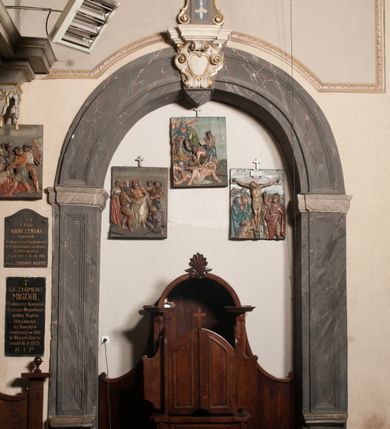 Zdjęcie nr 54: Kościół położony na południe od rynku, na placu otoczonym kamiennym murem z dwiema bramkami od zachodu i północy oraz bramką od południa. Kościół jednonawowy, dwuprzęsłowy, z węższym, niższym dwuprzęsłowym prezbiterium zamkniętym pięciobocznie. Do prezbiterium przylegają dwa aneksy, od północy dawna zakrystia (obecnie kaplica świętych Męczennic), zamknięta od wschodu dwubocznie, mająca w narożu z korpusem wieżyczkę schodową, a od południa zakrystia nowa, na planie prostokąta. Do nawy przylegają dwie kaplice: od północy kaplica Lubomirskich, założona na rzucie kwadratu, nakryta kopułą, a od południa kaplica Branickich, także na rzucie kwadratu z kopułą. Przy korpusie od zachodu piętrowa kruchta, pierwotnie otwarta w przyziemiu od północy, zachodu i południa ostrołukowymi arkadami. Arkada tęczy ostrołukowa. Sklepienie prezbiterium, zakrystii i obu kondygnacjach kruchty krzyżowo-żebrowe, w korpusie, pierwotnie trójprzęsłowym, pierwotnie sklepienie o polach trójkątnych z trójpromieniem, wsparte na dwóch dziesięciobocznych filarach, obecnie kolebkowo z lunetami. Żebra w prezbiterium i zakrystii o profilu żłobkowym, w kruchcie - gruszkowym. W prezbiterium służki cylindryczne, nadwieszone na oplecionych liśćmi wspornikach oraz rzeźbione zworniki z przedstawieniem Głowy Chrystusa i motywami roślinnymi. Ściany rozczłonkowane wykonanymi w czarnego marmuru arkadami, zamkniętymi łukiem półkolistymi. Okna ostrołukowe , obustronnie rozglifione z krzyżowym laskowaniem, w ścianie północnym prezbiterium ślepe. Kościół opięty przyporami. Elewacje na cokole, z profilowanymi gzymsami cokołowymi, kapnikowym i koronującym. Szczyty zwieńczone kwiatonami, z których zachodnie z krzyżem. Portale kamienne, ostrołukowe: zachodni profilowany, z ażurowym maswerkiem; drugi w prezbiterium do zakrystii, profilowany; trzeci do wieżyczki schodowej.