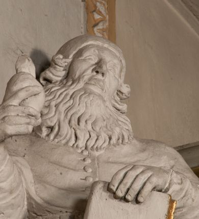 Zdjęcie nr 56: Kościół położony na południe od rynku, na placu otoczonym kamiennym murem z dwiema bramkami od zachodu i północy oraz bramką od południa. Kościół jednonawowy, dwuprzęsłowy, z węższym, niższym dwuprzęsłowym prezbiterium zamkniętym pięciobocznie. Do prezbiterium przylegają dwa aneksy, od północy dawna zakrystia (obecnie kaplica świętych Męczennic), zamknięta od wschodu dwubocznie, mająca w narożu z korpusem wieżyczkę schodową, a od południa zakrystia nowa, na planie prostokąta. Do nawy przylegają dwie kaplice: od północy kaplica Lubomirskich, założona na rzucie kwadratu, nakryta kopułą, a od południa kaplica Branickich, także na rzucie kwadratu z kopułą. Przy korpusie od zachodu piętrowa kruchta, pierwotnie otwarta w przyziemiu od północy, zachodu i południa ostrołukowymi arkadami. Arkada tęczy ostrołukowa. Sklepienie prezbiterium, zakrystii i obu kondygnacjach kruchty krzyżowo-żebrowe, w korpusie, pierwotnie trójprzęsłowym, pierwotnie sklepienie o polach trójkątnych z trójpromieniem, wsparte na dwóch dziesięciobocznych filarach, obecnie kolebkowo z lunetami. Żebra w prezbiterium i zakrystii o profilu żłobkowym, w kruchcie - gruszkowym. W prezbiterium służki cylindryczne, nadwieszone na oplecionych liśćmi wspornikach oraz rzeźbione zworniki z przedstawieniem Głowy Chrystusa i motywami roślinnymi. Ściany rozczłonkowane wykonanymi w czarnego marmuru arkadami, zamkniętymi łukiem półkolistymi. Okna ostrołukowe , obustronnie rozglifione z krzyżowym laskowaniem, w ścianie północnym prezbiterium ślepe. Kościół opięty przyporami. Elewacje na cokole, z profilowanymi gzymsami cokołowymi, kapnikowym i koronującym. Szczyty zwieńczone kwiatonami, z których zachodnie z krzyżem. Portale kamienne, ostrołukowe: zachodni profilowany, z ażurowym maswerkiem; drugi w prezbiterium do zakrystii, profilowany; trzeci do wieżyczki schodowej.