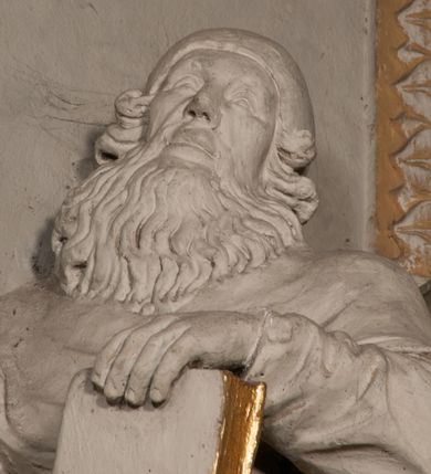 Zdjęcie nr 57: Kościół położony na południe od rynku, na placu otoczonym kamiennym murem z dwiema bramkami od zachodu i północy oraz bramką od południa. Kościół jednonawowy, dwuprzęsłowy, z węższym, niższym dwuprzęsłowym prezbiterium zamkniętym pięciobocznie. Do prezbiterium przylegają dwa aneksy, od północy dawna zakrystia (obecnie kaplica świętych Męczennic), zamknięta od wschodu dwubocznie, mająca w narożu z korpusem wieżyczkę schodową, a od południa zakrystia nowa, na planie prostokąta. Do nawy przylegają dwie kaplice: od północy kaplica Lubomirskich, założona na rzucie kwadratu, nakryta kopułą, a od południa kaplica Branickich, także na rzucie kwadratu z kopułą. Przy korpusie od zachodu piętrowa kruchta, pierwotnie otwarta w przyziemiu od północy, zachodu i południa ostrołukowymi arkadami. Arkada tęczy ostrołukowa. Sklepienie prezbiterium, zakrystii i obu kondygnacjach kruchty krzyżowo-żebrowe, w korpusie, pierwotnie trójprzęsłowym, pierwotnie sklepienie o polach trójkątnych z trójpromieniem, wsparte na dwóch dziesięciobocznych filarach, obecnie kolebkowo z lunetami. Żebra w prezbiterium i zakrystii o profilu żłobkowym, w kruchcie - gruszkowym. W prezbiterium służki cylindryczne, nadwieszone na oplecionych liśćmi wspornikach oraz rzeźbione zworniki z przedstawieniem Głowy Chrystusa i motywami roślinnymi. Ściany rozczłonkowane wykonanymi w czarnego marmuru arkadami, zamkniętymi łukiem półkolistymi. Okna ostrołukowe , obustronnie rozglifione z krzyżowym laskowaniem, w ścianie północnym prezbiterium ślepe. Kościół opięty przyporami. Elewacje na cokole, z profilowanymi gzymsami cokołowymi, kapnikowym i koronującym. Szczyty zwieńczone kwiatonami, z których zachodnie z krzyżem. Portale kamienne, ostrołukowe: zachodni profilowany, z ażurowym maswerkiem; drugi w prezbiterium do zakrystii, profilowany; trzeci do wieżyczki schodowej.