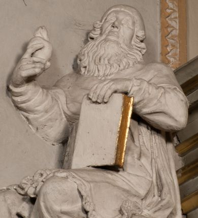 Zdjęcie nr 58: Kościół położony na południe od rynku, na placu otoczonym kamiennym murem z dwiema bramkami od zachodu i północy oraz bramką od południa. Kościół jednonawowy, dwuprzęsłowy, z węższym, niższym dwuprzęsłowym prezbiterium zamkniętym pięciobocznie. Do prezbiterium przylegają dwa aneksy, od północy dawna zakrystia (obecnie kaplica świętych Męczennic), zamknięta od wschodu dwubocznie, mająca w narożu z korpusem wieżyczkę schodową, a od południa zakrystia nowa, na planie prostokąta. Do nawy przylegają dwie kaplice: od północy kaplica Lubomirskich, założona na rzucie kwadratu, nakryta kopułą, a od południa kaplica Branickich, także na rzucie kwadratu z kopułą. Przy korpusie od zachodu piętrowa kruchta, pierwotnie otwarta w przyziemiu od północy, zachodu i południa ostrołukowymi arkadami. Arkada tęczy ostrołukowa. Sklepienie prezbiterium, zakrystii i obu kondygnacjach kruchty krzyżowo-żebrowe, w korpusie, pierwotnie trójprzęsłowym, pierwotnie sklepienie o polach trójkątnych z trójpromieniem, wsparte na dwóch dziesięciobocznych filarach, obecnie kolebkowo z lunetami. Żebra w prezbiterium i zakrystii o profilu żłobkowym, w kruchcie - gruszkowym. W prezbiterium służki cylindryczne, nadwieszone na oplecionych liśćmi wspornikach oraz rzeźbione zworniki z przedstawieniem Głowy Chrystusa i motywami roślinnymi. Ściany rozczłonkowane wykonanymi w czarnego marmuru arkadami, zamkniętymi łukiem półkolistymi. Okna ostrołukowe , obustronnie rozglifione z krzyżowym laskowaniem, w ścianie północnym prezbiterium ślepe. Kościół opięty przyporami. Elewacje na cokole, z profilowanymi gzymsami cokołowymi, kapnikowym i koronującym. Szczyty zwieńczone kwiatonami, z których zachodnie z krzyżem. Portale kamienne, ostrołukowe: zachodni profilowany, z ażurowym maswerkiem; drugi w prezbiterium do zakrystii, profilowany; trzeci do wieżyczki schodowej.