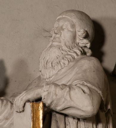 Zdjęcie nr 59: Kościół położony na południe od rynku, na placu otoczonym kamiennym murem z dwiema bramkami od zachodu i północy oraz bramką od południa. Kościół jednonawowy, dwuprzęsłowy, z węższym, niższym dwuprzęsłowym prezbiterium zamkniętym pięciobocznie. Do prezbiterium przylegają dwa aneksy, od północy dawna zakrystia (obecnie kaplica świętych Męczennic), zamknięta od wschodu dwubocznie, mająca w narożu z korpusem wieżyczkę schodową, a od południa zakrystia nowa, na planie prostokąta. Do nawy przylegają dwie kaplice: od północy kaplica Lubomirskich, założona na rzucie kwadratu, nakryta kopułą, a od południa kaplica Branickich, także na rzucie kwadratu z kopułą. Przy korpusie od zachodu piętrowa kruchta, pierwotnie otwarta w przyziemiu od północy, zachodu i południa ostrołukowymi arkadami. Arkada tęczy ostrołukowa. Sklepienie prezbiterium, zakrystii i obu kondygnacjach kruchty krzyżowo-żebrowe, w korpusie, pierwotnie trójprzęsłowym, pierwotnie sklepienie o polach trójkątnych z trójpromieniem, wsparte na dwóch dziesięciobocznych filarach, obecnie kolebkowo z lunetami. Żebra w prezbiterium i zakrystii o profilu żłobkowym, w kruchcie - gruszkowym. W prezbiterium służki cylindryczne, nadwieszone na oplecionych liśćmi wspornikach oraz rzeźbione zworniki z przedstawieniem Głowy Chrystusa i motywami roślinnymi. Ściany rozczłonkowane wykonanymi w czarnego marmuru arkadami, zamkniętymi łukiem półkolistymi. Okna ostrołukowe , obustronnie rozglifione z krzyżowym laskowaniem, w ścianie północnym prezbiterium ślepe. Kościół opięty przyporami. Elewacje na cokole, z profilowanymi gzymsami cokołowymi, kapnikowym i koronującym. Szczyty zwieńczone kwiatonami, z których zachodnie z krzyżem. Portale kamienne, ostrołukowe: zachodni profilowany, z ażurowym maswerkiem; drugi w prezbiterium do zakrystii, profilowany; trzeci do wieżyczki schodowej.