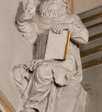 Zdjęcie nr 60: Kościół położony na południe od rynku, na placu otoczonym kamiennym murem z dwiema bramkami od zachodu i północy oraz bramką od południa. Kościół jednonawowy, dwuprzęsłowy, z węższym, niższym dwuprzęsłowym prezbiterium zamkniętym pięciobocznie. Do prezbiterium przylegają dwa aneksy, od północy dawna zakrystia (obecnie kaplica świętych Męczennic), zamknięta od wschodu dwubocznie, mająca w narożu z korpusem wieżyczkę schodową, a od południa zakrystia nowa, na planie prostokąta. Do nawy przylegają dwie kaplice: od północy kaplica Lubomirskich, założona na rzucie kwadratu, nakryta kopułą, a od południa kaplica Branickich, także na rzucie kwadratu z kopułą. Przy korpusie od zachodu piętrowa kruchta, pierwotnie otwarta w przyziemiu od północy, zachodu i południa ostrołukowymi arkadami. Arkada tęczy ostrołukowa. Sklepienie prezbiterium, zakrystii i obu kondygnacjach kruchty krzyżowo-żebrowe, w korpusie, pierwotnie trójprzęsłowym, pierwotnie sklepienie o polach trójkątnych z trójpromieniem, wsparte na dwóch dziesięciobocznych filarach, obecnie kolebkowo z lunetami. Żebra w prezbiterium i zakrystii o profilu żłobkowym, w kruchcie - gruszkowym. W prezbiterium służki cylindryczne, nadwieszone na oplecionych liśćmi wspornikach oraz rzeźbione zworniki z przedstawieniem Głowy Chrystusa i motywami roślinnymi. Ściany rozczłonkowane wykonanymi w czarnego marmuru arkadami, zamkniętymi łukiem półkolistymi. Okna ostrołukowe , obustronnie rozglifione z krzyżowym laskowaniem, w ścianie północnym prezbiterium ślepe. Kościół opięty przyporami. Elewacje na cokole, z profilowanymi gzymsami cokołowymi, kapnikowym i koronującym. Szczyty zwieńczone kwiatonami, z których zachodnie z krzyżem. Portale kamienne, ostrołukowe: zachodni profilowany, z ażurowym maswerkiem; drugi w prezbiterium do zakrystii, profilowany; trzeci do wieżyczki schodowej.