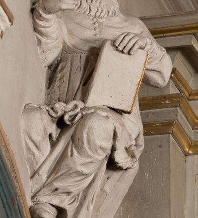 Zdjęcie nr 62: Kościół położony na południe od rynku, na placu otoczonym kamiennym murem z dwiema bramkami od zachodu i północy oraz bramką od południa. Kościół jednonawowy, dwuprzęsłowy, z węższym, niższym dwuprzęsłowym prezbiterium zamkniętym pięciobocznie. Do prezbiterium przylegają dwa aneksy, od północy dawna zakrystia (obecnie kaplica świętych Męczennic), zamknięta od wschodu dwubocznie, mająca w narożu z korpusem wieżyczkę schodową, a od południa zakrystia nowa, na planie prostokąta. Do nawy przylegają dwie kaplice: od północy kaplica Lubomirskich, założona na rzucie kwadratu, nakryta kopułą, a od południa kaplica Branickich, także na rzucie kwadratu z kopułą. Przy korpusie od zachodu piętrowa kruchta, pierwotnie otwarta w przyziemiu od północy, zachodu i południa ostrołukowymi arkadami. Arkada tęczy ostrołukowa. Sklepienie prezbiterium, zakrystii i obu kondygnacjach kruchty krzyżowo-żebrowe, w korpusie, pierwotnie trójprzęsłowym, pierwotnie sklepienie o polach trójkątnych z trójpromieniem, wsparte na dwóch dziesięciobocznych filarach, obecnie kolebkowo z lunetami. Żebra w prezbiterium i zakrystii o profilu żłobkowym, w kruchcie - gruszkowym. W prezbiterium służki cylindryczne, nadwieszone na oplecionych liśćmi wspornikach oraz rzeźbione zworniki z przedstawieniem Głowy Chrystusa i motywami roślinnymi. Ściany rozczłonkowane wykonanymi w czarnego marmuru arkadami, zamkniętymi łukiem półkolistymi. Okna ostrołukowe , obustronnie rozglifione z krzyżowym laskowaniem, w ścianie północnym prezbiterium ślepe. Kościół opięty przyporami. Elewacje na cokole, z profilowanymi gzymsami cokołowymi, kapnikowym i koronującym. Szczyty zwieńczone kwiatonami, z których zachodnie z krzyżem. Portale kamienne, ostrołukowe: zachodni profilowany, z ażurowym maswerkiem; drugi w prezbiterium do zakrystii, profilowany; trzeci do wieżyczki schodowej.