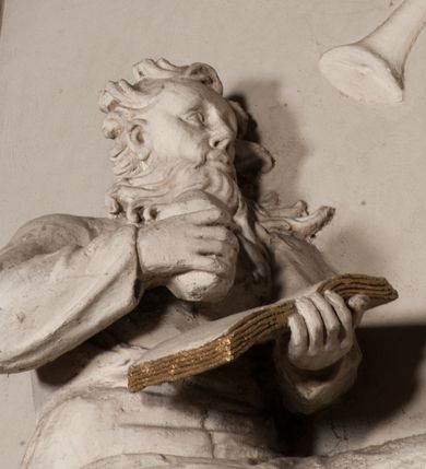 Zdjęcie nr 64: Kościół położony na południe od rynku, na placu otoczonym kamiennym murem z dwiema bramkami od zachodu i północy oraz bramką od południa. Kościół jednonawowy, dwuprzęsłowy, z węższym, niższym dwuprzęsłowym prezbiterium zamkniętym pięciobocznie. Do prezbiterium przylegają dwa aneksy, od północy dawna zakrystia (obecnie kaplica świętych Męczennic), zamknięta od wschodu dwubocznie, mająca w narożu z korpusem wieżyczkę schodową, a od południa zakrystia nowa, na planie prostokąta. Do nawy przylegają dwie kaplice: od północy kaplica Lubomirskich, założona na rzucie kwadratu, nakryta kopułą, a od południa kaplica Branickich, także na rzucie kwadratu z kopułą. Przy korpusie od zachodu piętrowa kruchta, pierwotnie otwarta w przyziemiu od północy, zachodu i południa ostrołukowymi arkadami. Arkada tęczy ostrołukowa. Sklepienie prezbiterium, zakrystii i obu kondygnacjach kruchty krzyżowo-żebrowe, w korpusie, pierwotnie trójprzęsłowym, pierwotnie sklepienie o polach trójkątnych z trójpromieniem, wsparte na dwóch dziesięciobocznych filarach, obecnie kolebkowo z lunetami. Żebra w prezbiterium i zakrystii o profilu żłobkowym, w kruchcie - gruszkowym. W prezbiterium służki cylindryczne, nadwieszone na oplecionych liśćmi wspornikach oraz rzeźbione zworniki z przedstawieniem Głowy Chrystusa i motywami roślinnymi. Ściany rozczłonkowane wykonanymi w czarnego marmuru arkadami, zamkniętymi łukiem półkolistymi. Okna ostrołukowe , obustronnie rozglifione z krzyżowym laskowaniem, w ścianie północnym prezbiterium ślepe. Kościół opięty przyporami. Elewacje na cokole, z profilowanymi gzymsami cokołowymi, kapnikowym i koronującym. Szczyty zwieńczone kwiatonami, z których zachodnie z krzyżem. Portale kamienne, ostrołukowe: zachodni profilowany, z ażurowym maswerkiem; drugi w prezbiterium do zakrystii, profilowany; trzeci do wieżyczki schodowej.